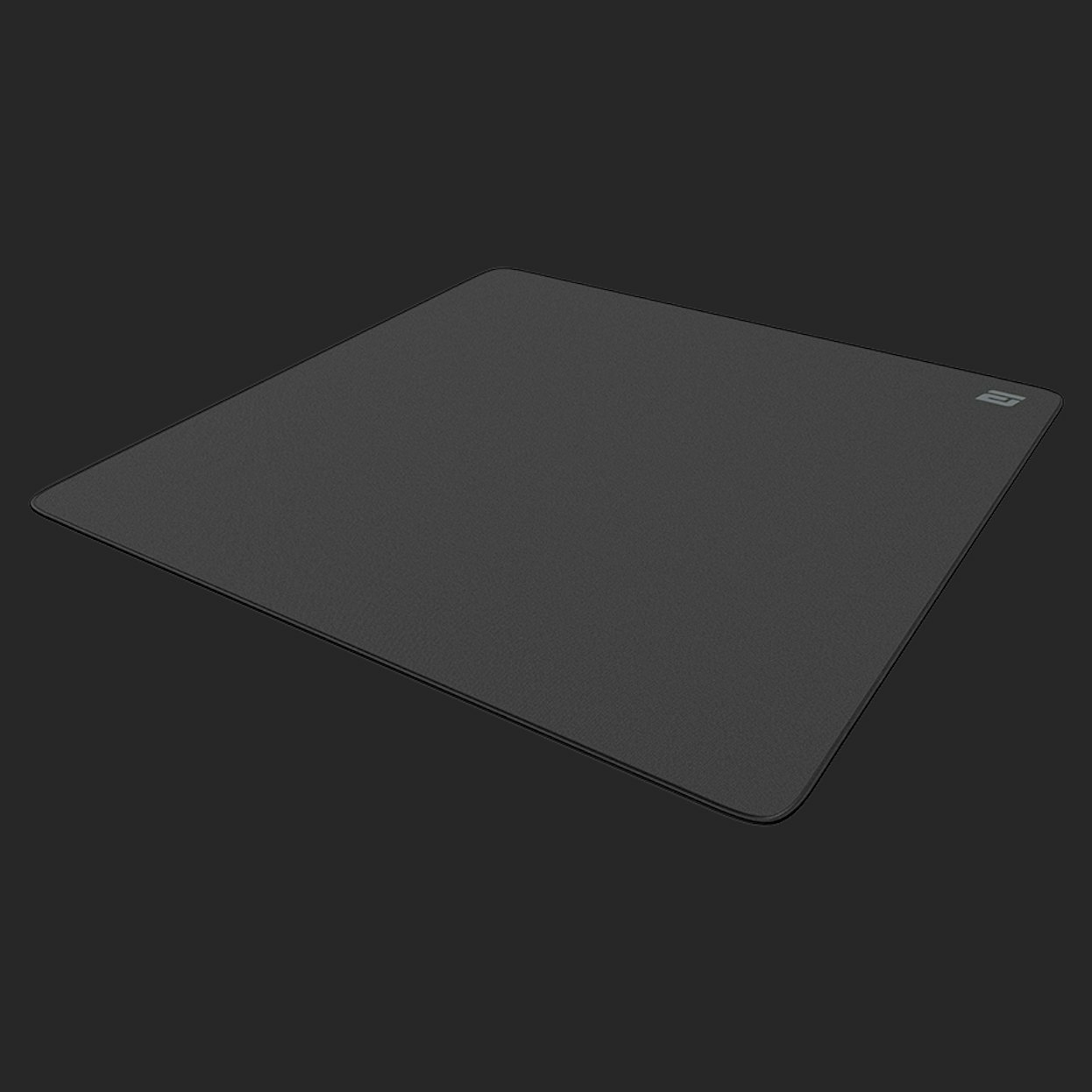 Ciemnoszara podkładka pod mysz z logo w rogu na czarnym tle.