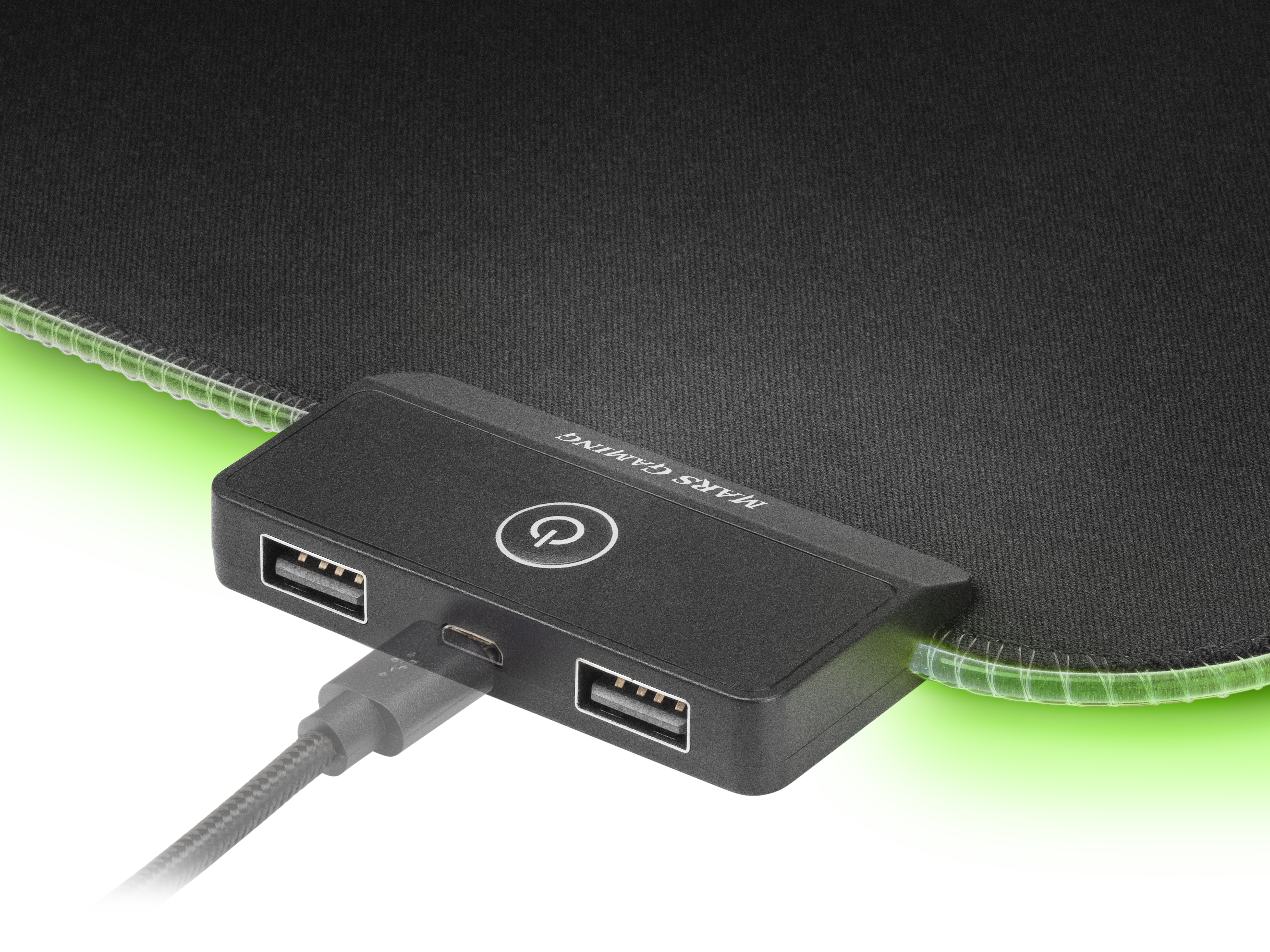 Czarna podkładka pod mysz z hubem USB i podłączonym kablem, na białym tle.