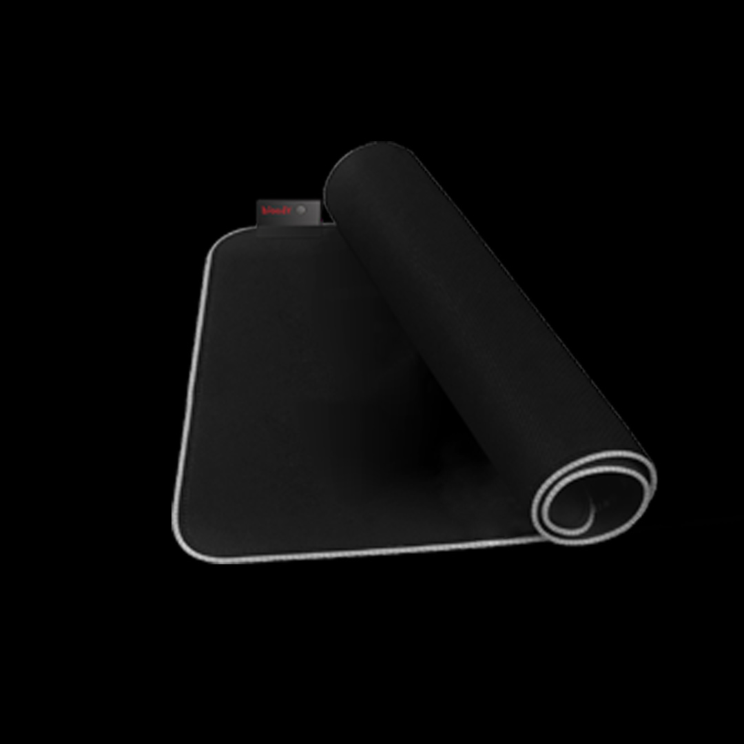 Zwinięta czarna podkładka pod mysz z białym obramowaniem. Czarne tło. Podkładka gamingowa.