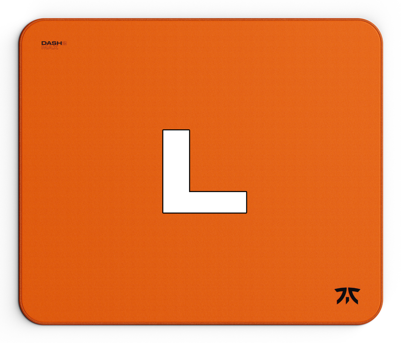 Pomarańczowa podkładka pod mysz z białą literą L. Białe tło.