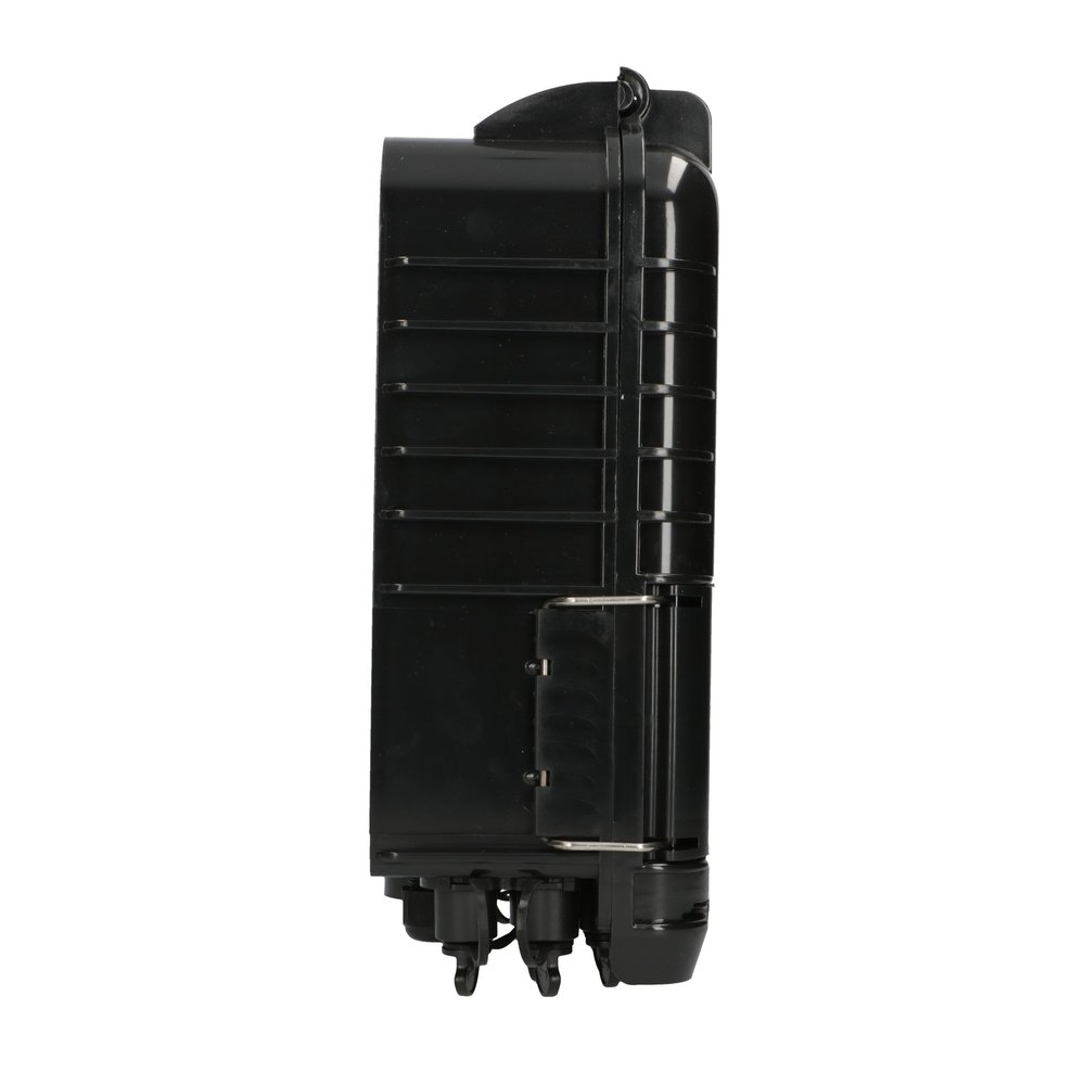 Czarne prostokątne urządzenie z złączami. Z przodu ma drzwiczki i żebrowaną konstrukcję.