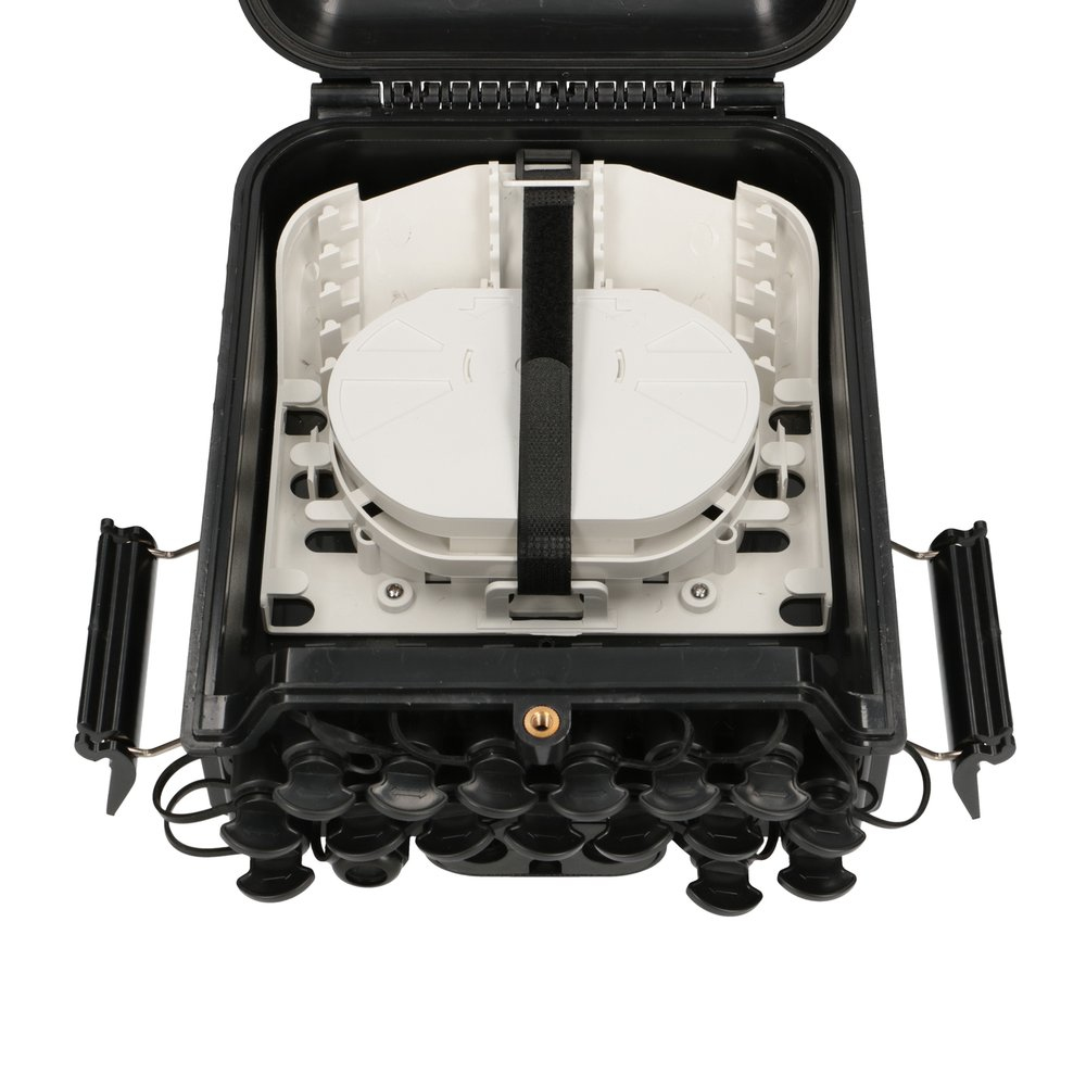 Czarna, otwarta skrzynka sieciowa z białymi elementami wewnętrznymi i wieloma portami kablowymi.