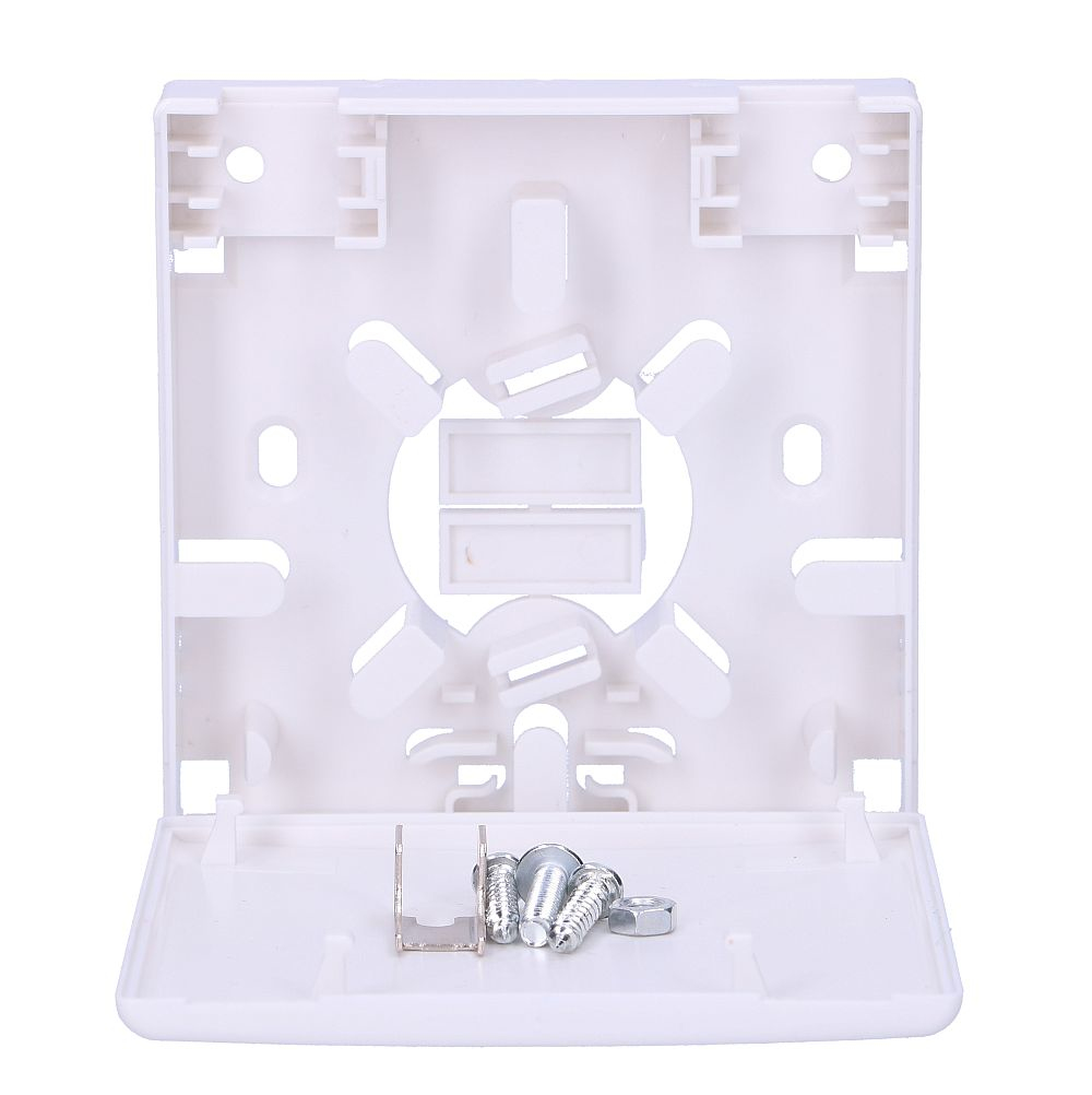 Białe kwadratowe pudełko z wycięciami i śrubami. Ma mały metalowy wspornik.