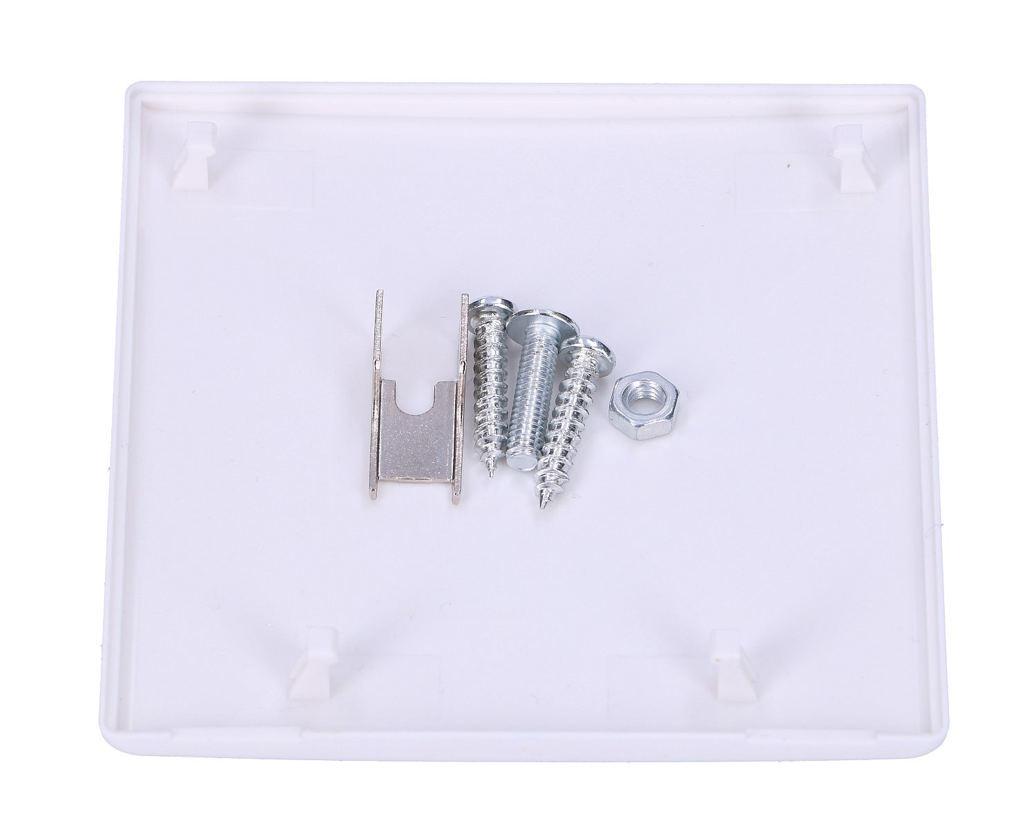 Biały kwadratowy plastik ze śrubami, metalowym wspornikiem i nakrętką.