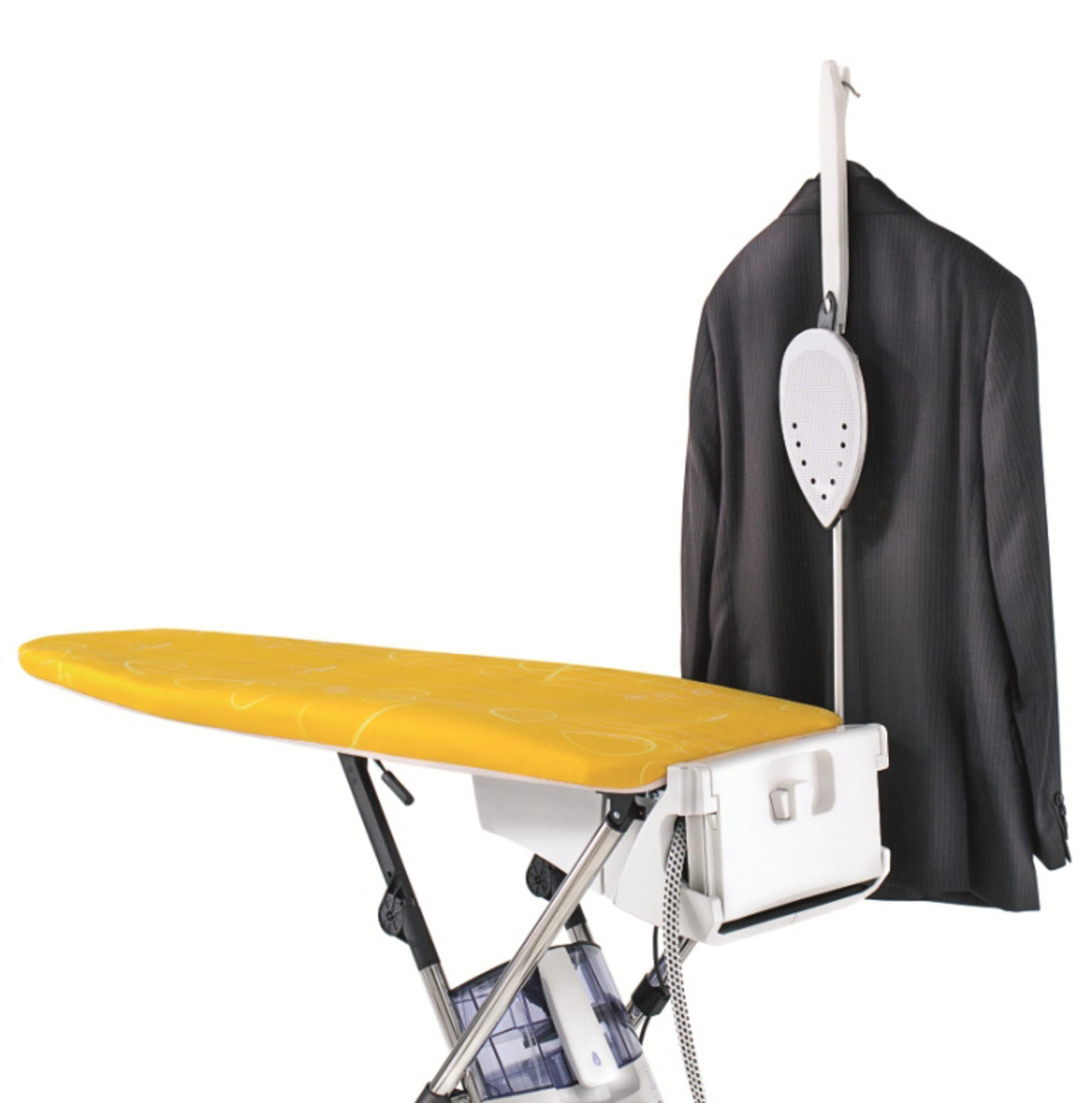 Deska do prasowania z żółtą osłoną i wiszącą marynarką, na białym tle.
