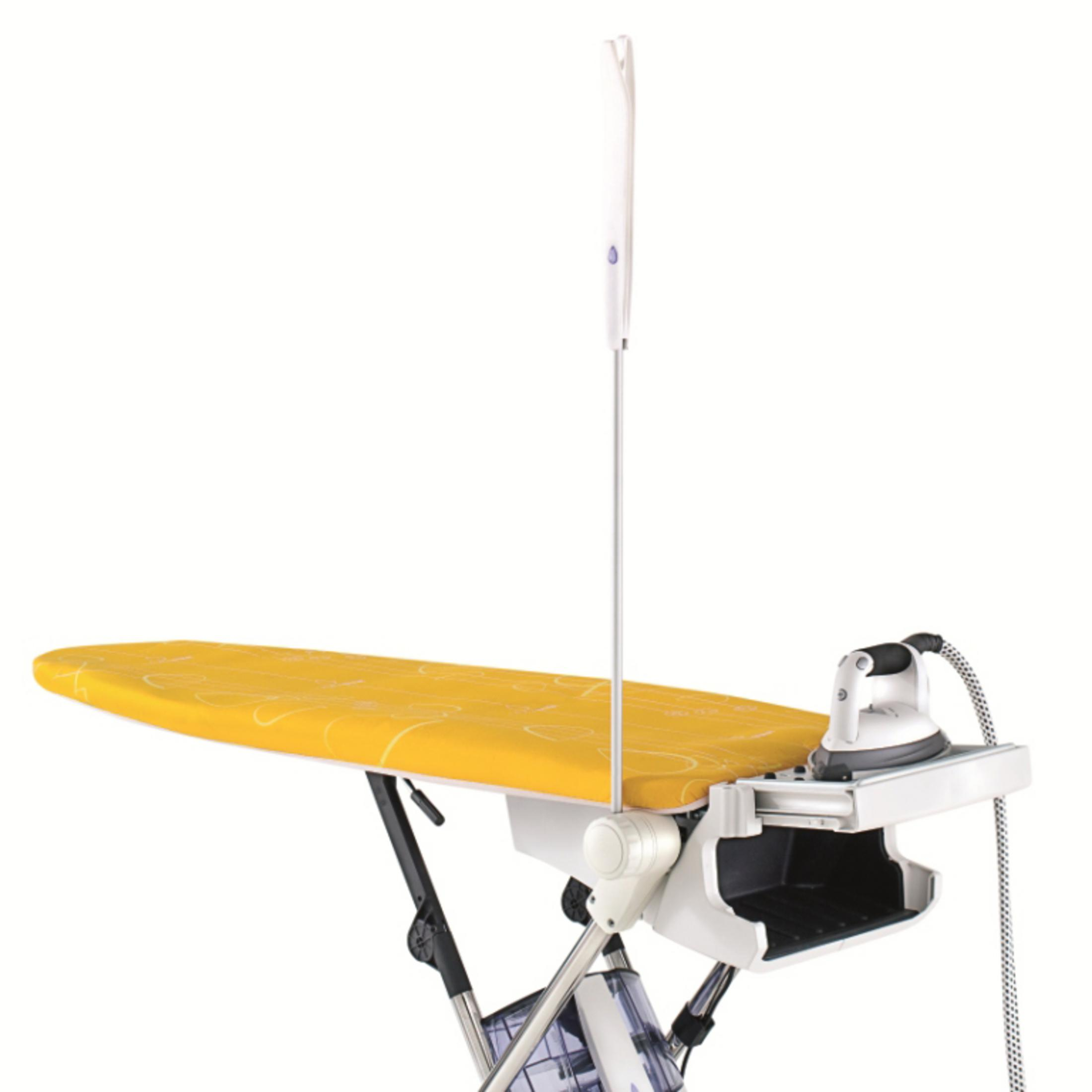 Deska do prasowania z żółtą osłoną, żelazko i podstawka pod żelazko, na białym tle.