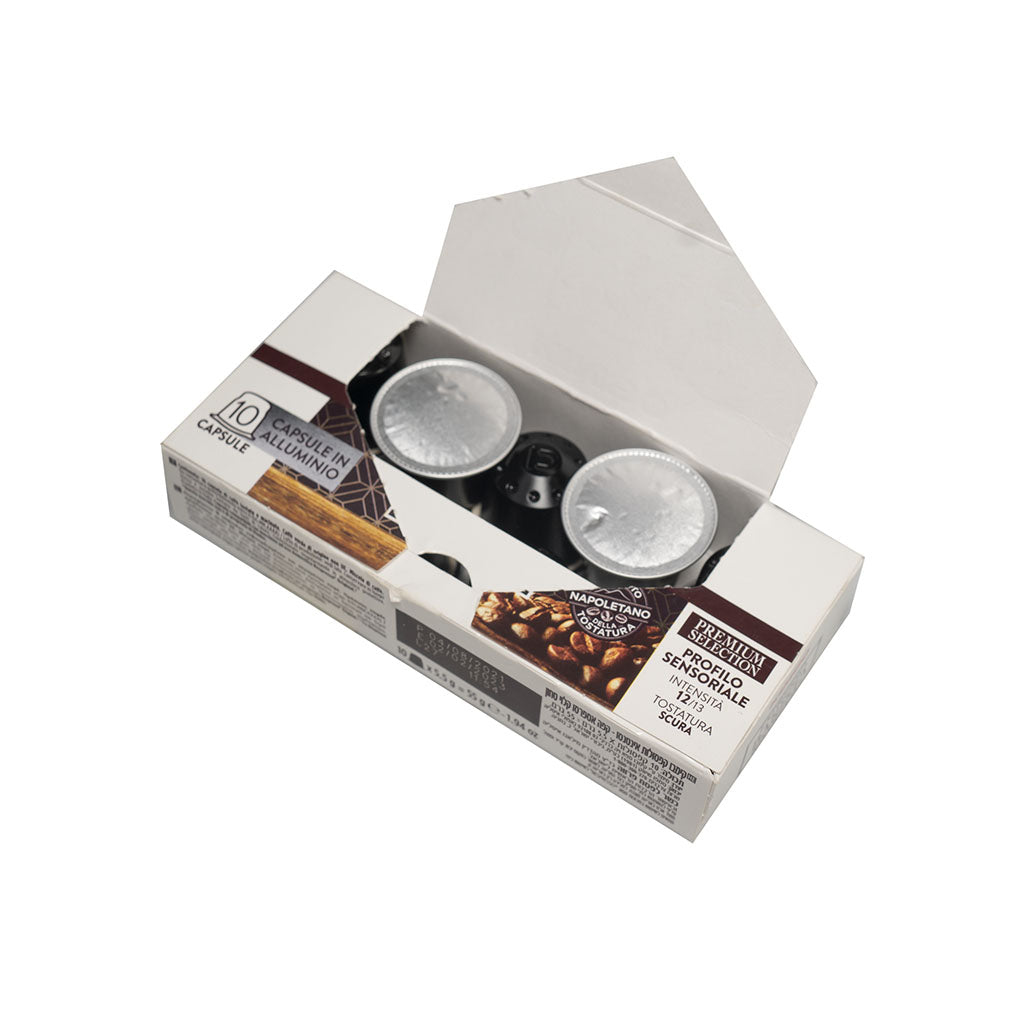 Otwarta puszka kapsułek do kawy, srebrne kapsułki, brązowa etykieta. Białe tło. Widok z góry.