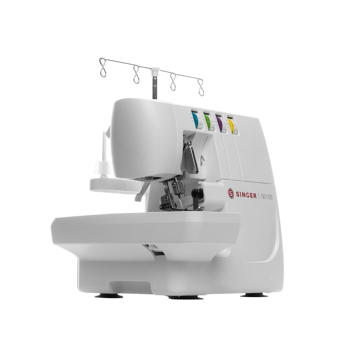 Biała maszyna do szycia Singer na białej powierzchni. Wielokolorowe szpulki nici. Maszyna ma igłę i platformę do szycia.