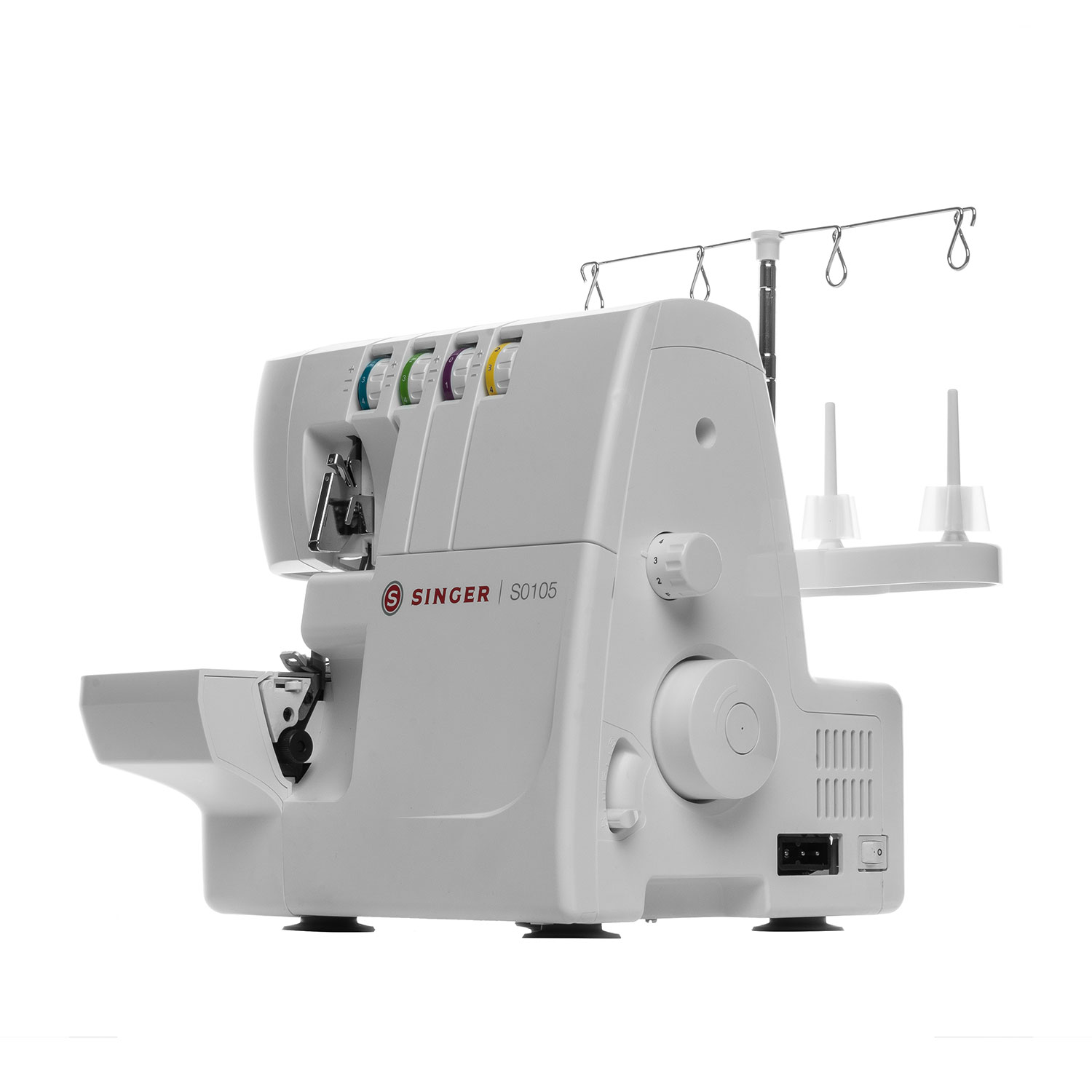 Biała owerlok Singer. Posiada wielokolorowe prowadnice nici i białe tło.