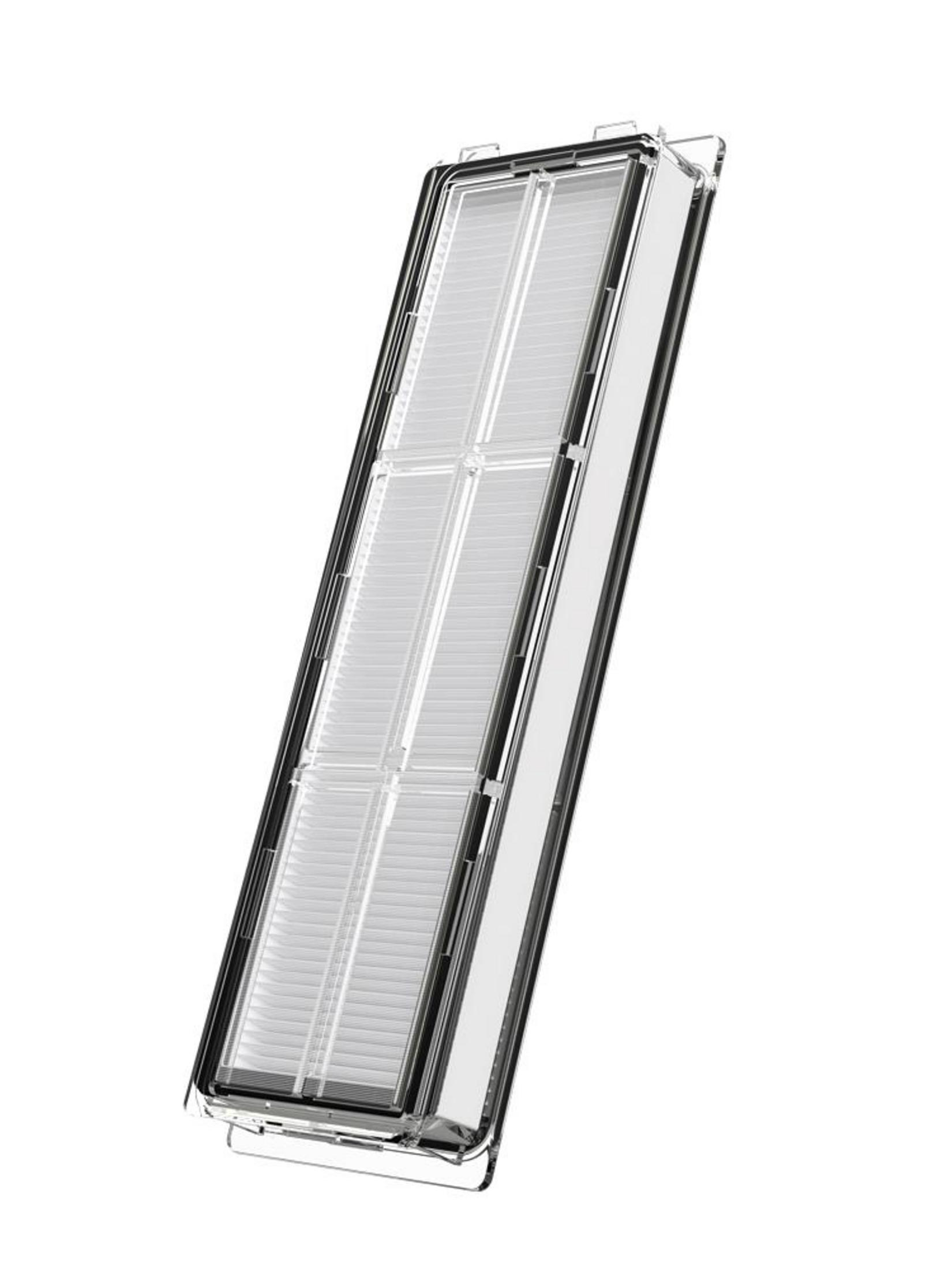 Biały i przezroczysty element filtrujący, widok ukośny. Prostokątna rama z wieloma pionowymi listwami w środku.