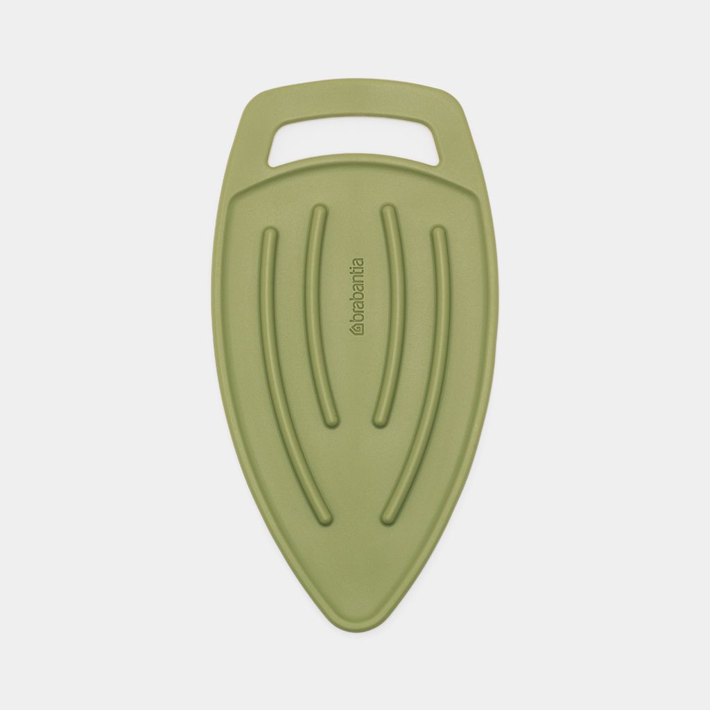 Copriasse da stiro verde con manico. Ha una forma ovale.