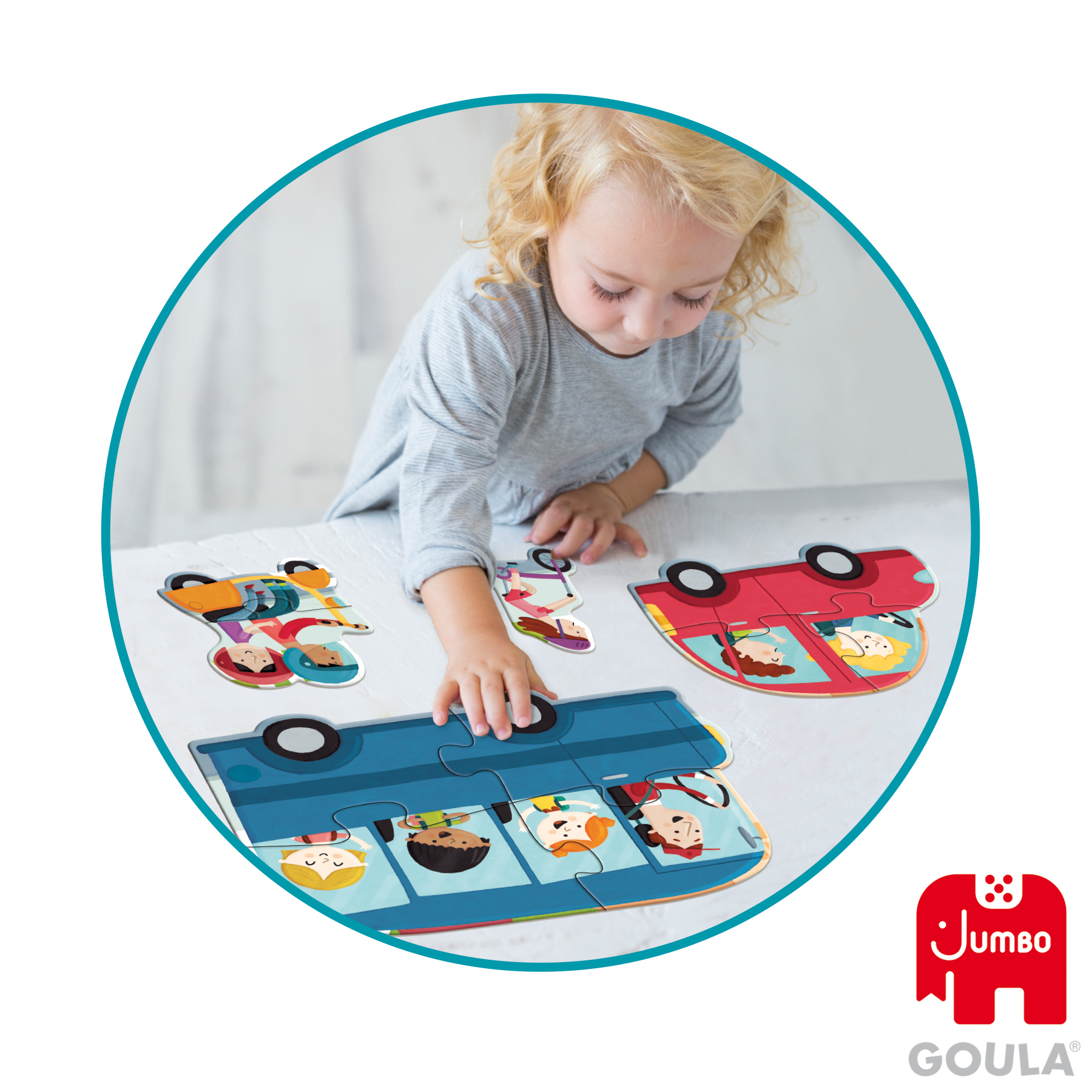 Een kind speelt met een puzzel van een bus en passagiers. Stukken liggen verspreid op een tafel.