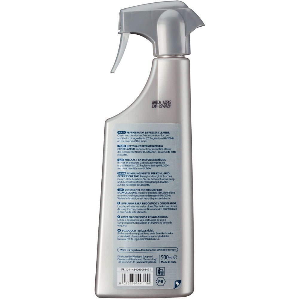Flacone spray argentato con etichette di testo. È un detergente per frigoriferi e congelatori. Sfondo bianco.