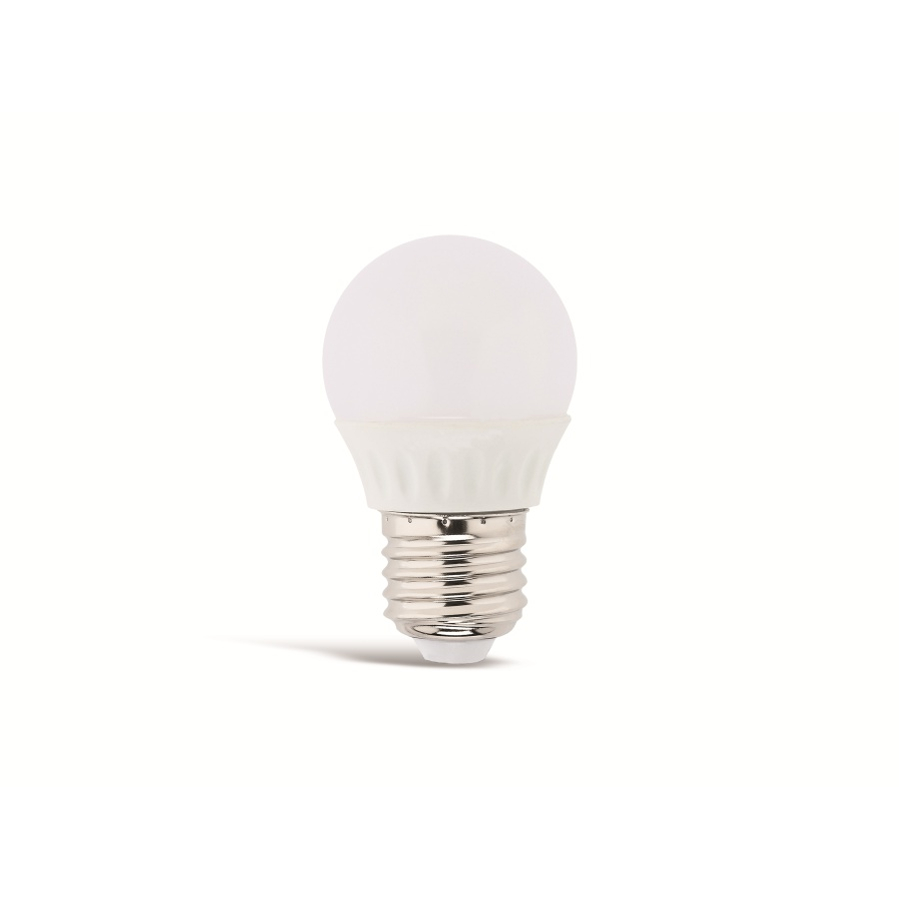 Biała żarówka ze srebrną podstawą na białym tle.