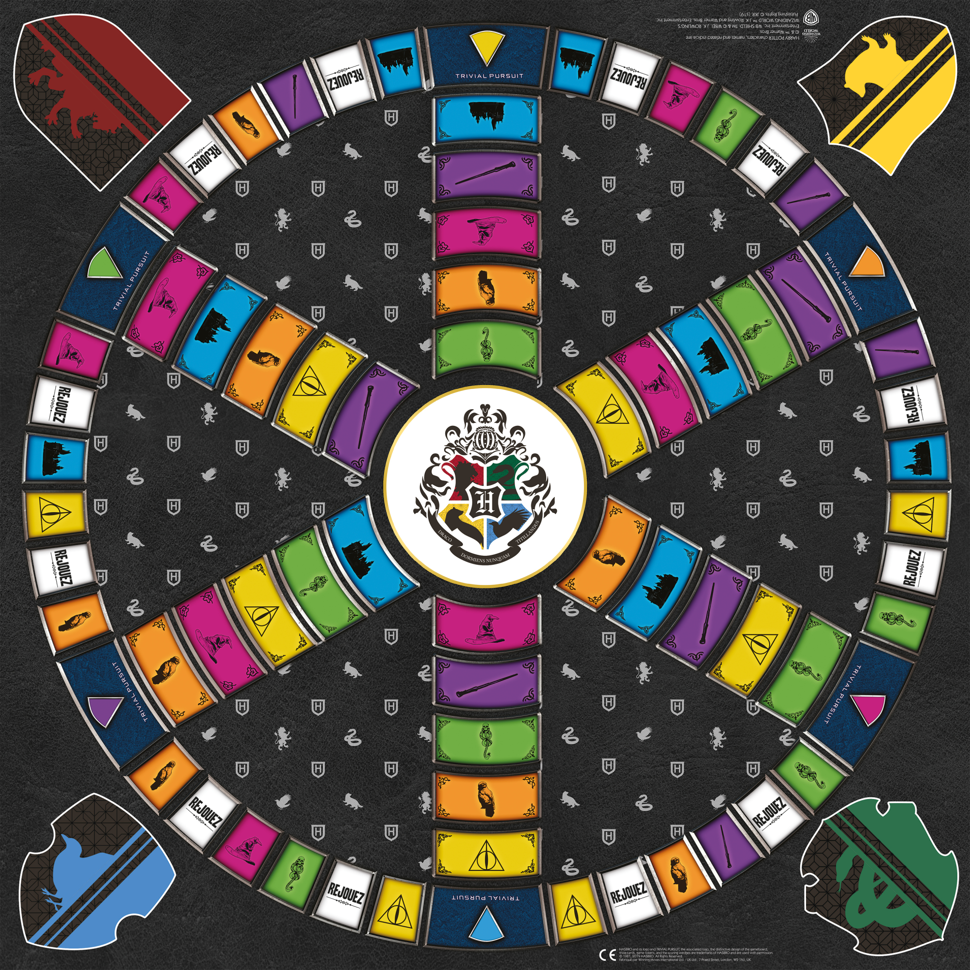 Een Harry Potter Trivial Pursuit-spelbord, met verschillende gekleurde secties en symbolen.
