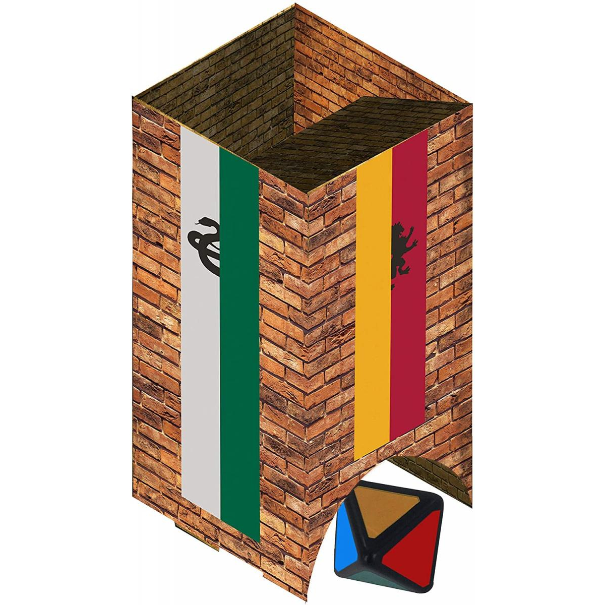 Eine Backsteinmauer mit zwei Fahnen. Eine schwarze Schlange auf Weiß und ein schwarzer Löwe auf Gold und Rot. Ein Würfel ist unten.