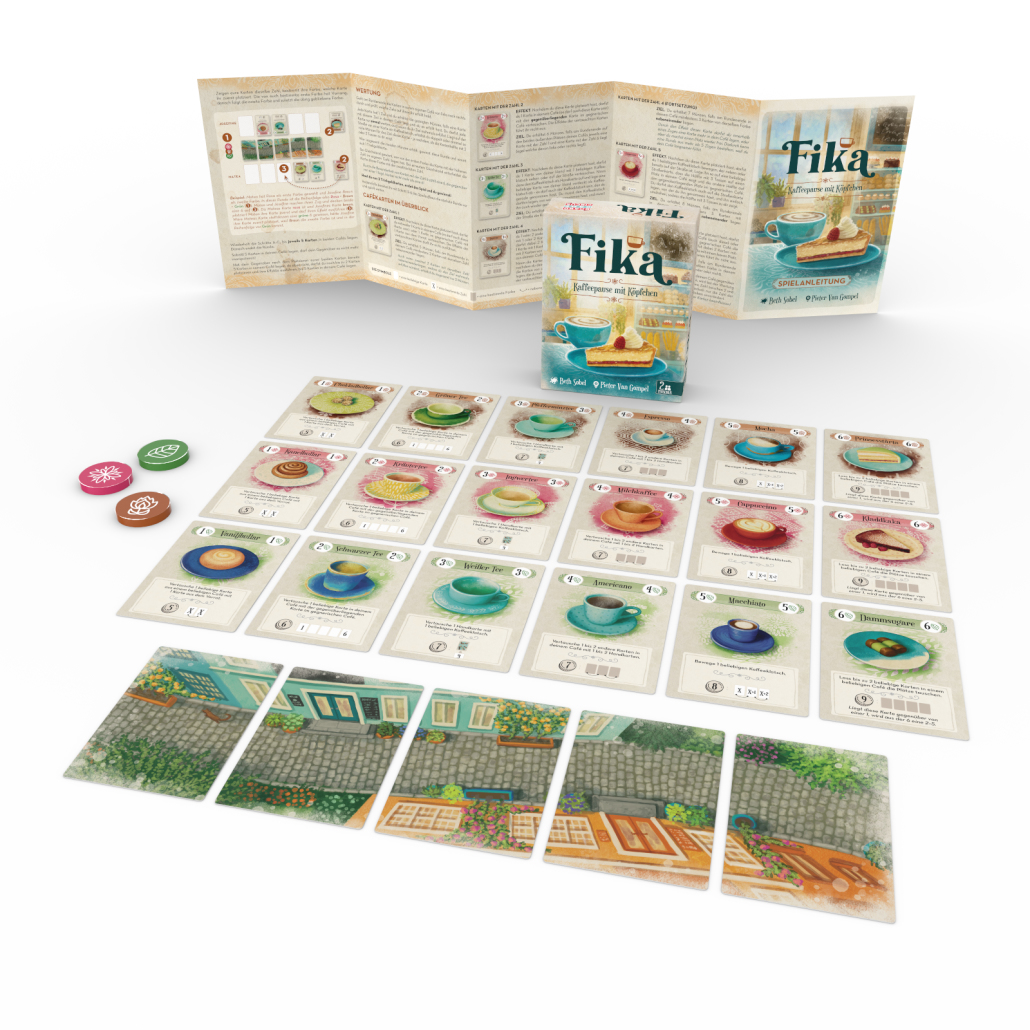 Fika-Brettspiel mit Karten, Spielsteinen und Anleitung. Karten zeigen Tassen, Gebäck. Hintergrund: Tisch.