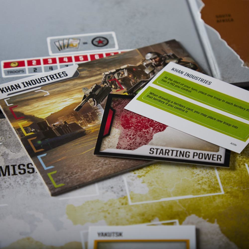 Primer plano de cartas con texto sobre Khan Industries. Algunas cartas son visibles con detalles del juego.