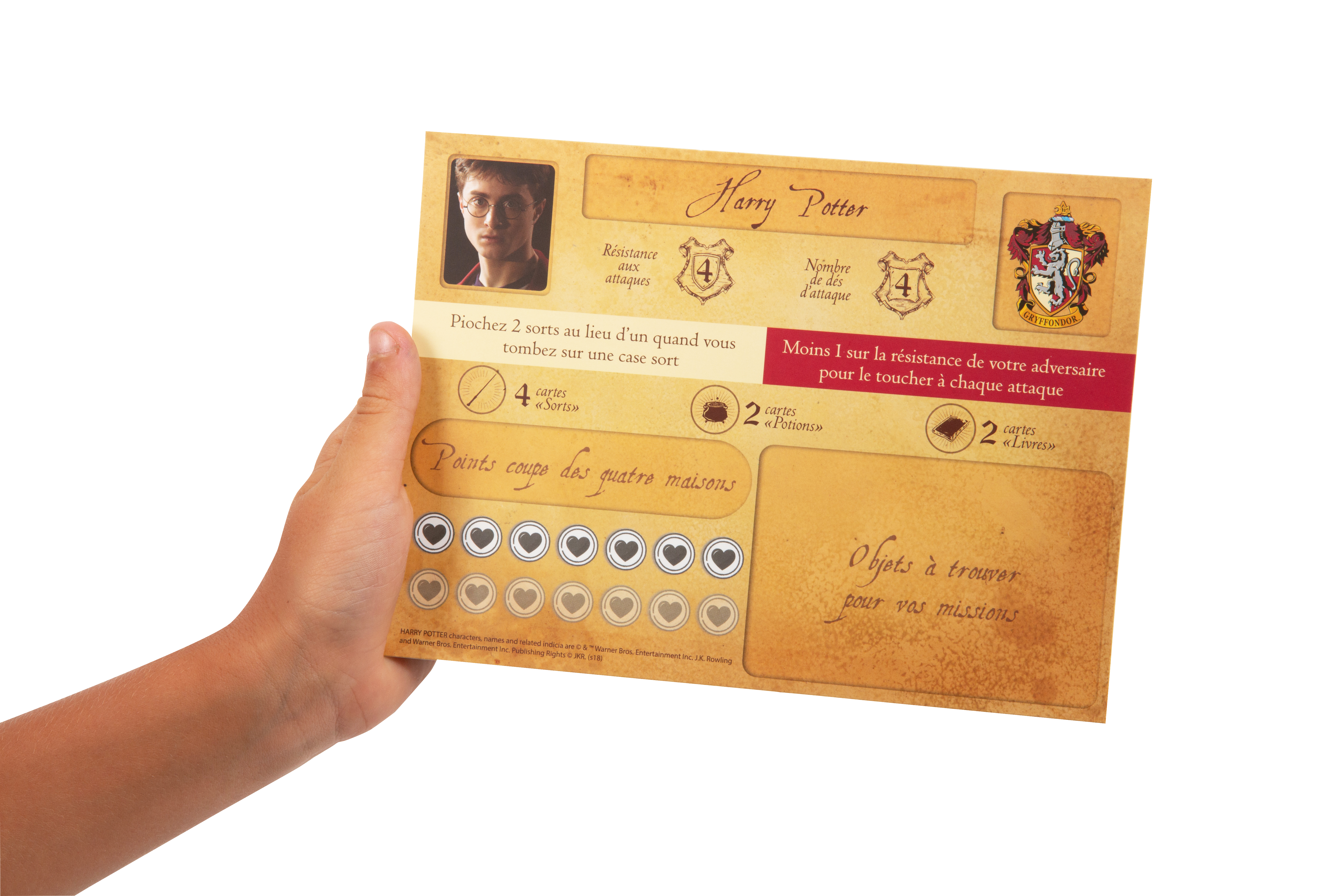 Eine Hand, die eine Harry-Potter-Spielkarte mit Harrys Bild, Statistiken und einem Wappen hält. Die Karte hat französischen Text.