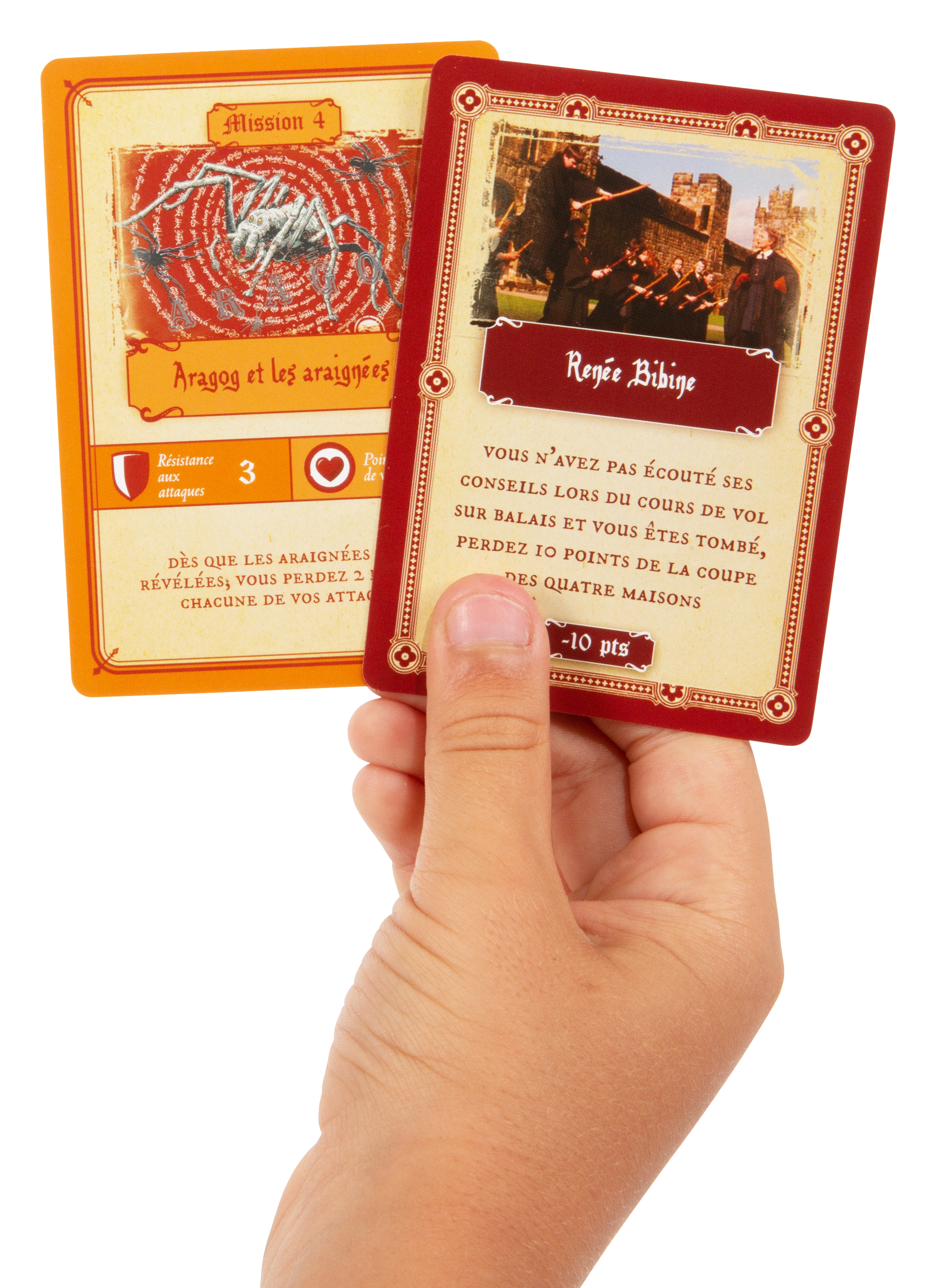 Hand, die zwei Harry-Potter-Spielkarten hält. Eine ist Mission 4: Aragog und Spinnen, die andere zeigt Renée Bibines Porträt.