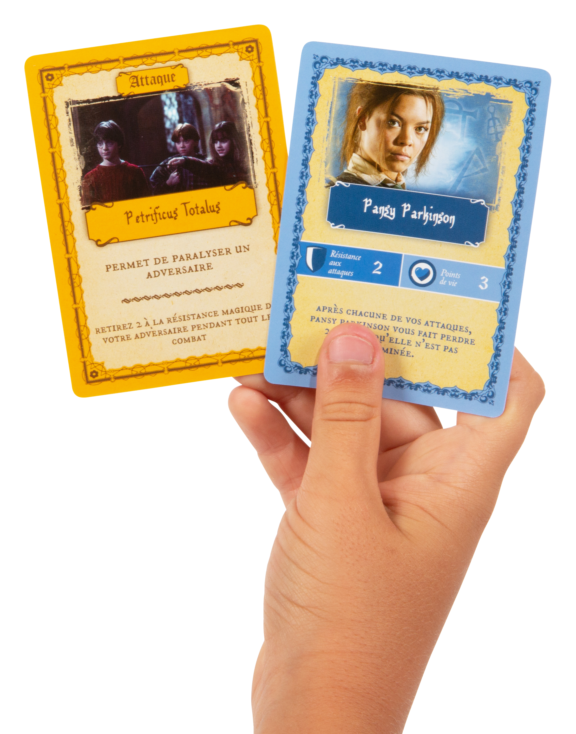 Hand hält zwei Harry-Potter-Spielkarten. Eine Karte lautet "Petrificus Totalus", die andere zeigt das Porträt von Pansy Parkinson.