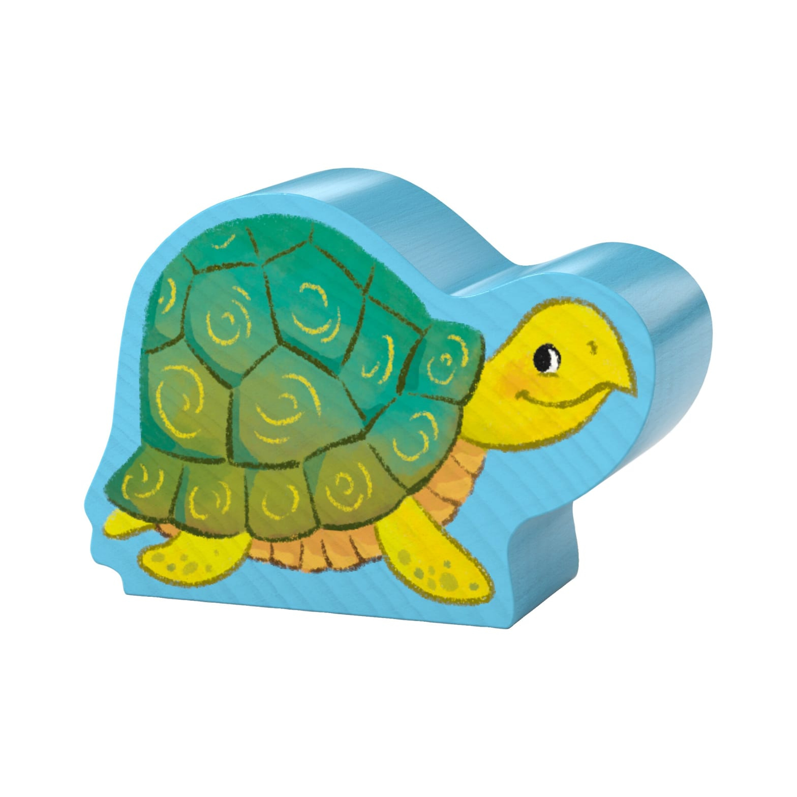 Jouet tortue en bois avec carapace verte et tête jaune, sur fond bleu clair.