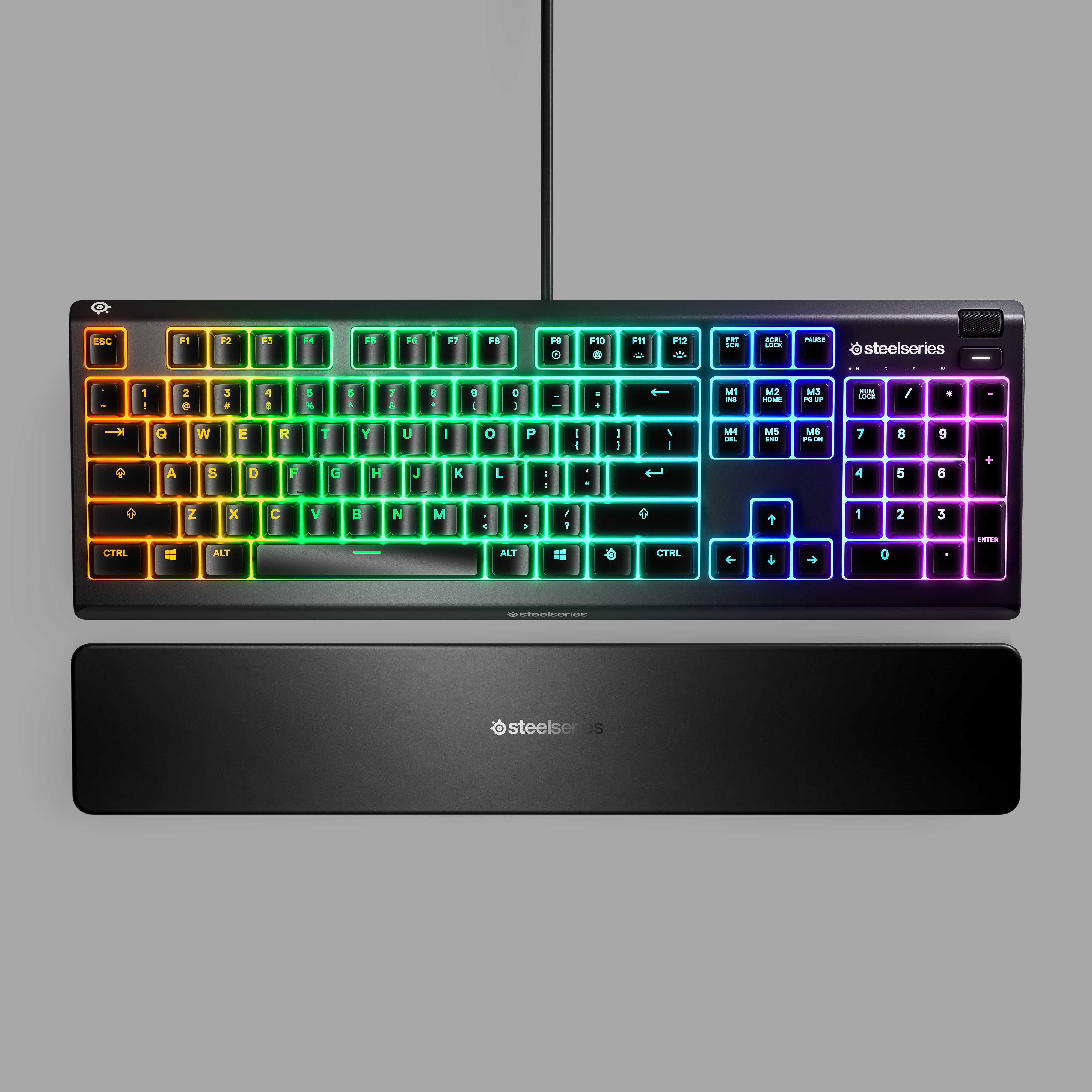 Tastiera SteelSeries con tasti arcobaleno e poggiapolsi. Vista dall'alto.