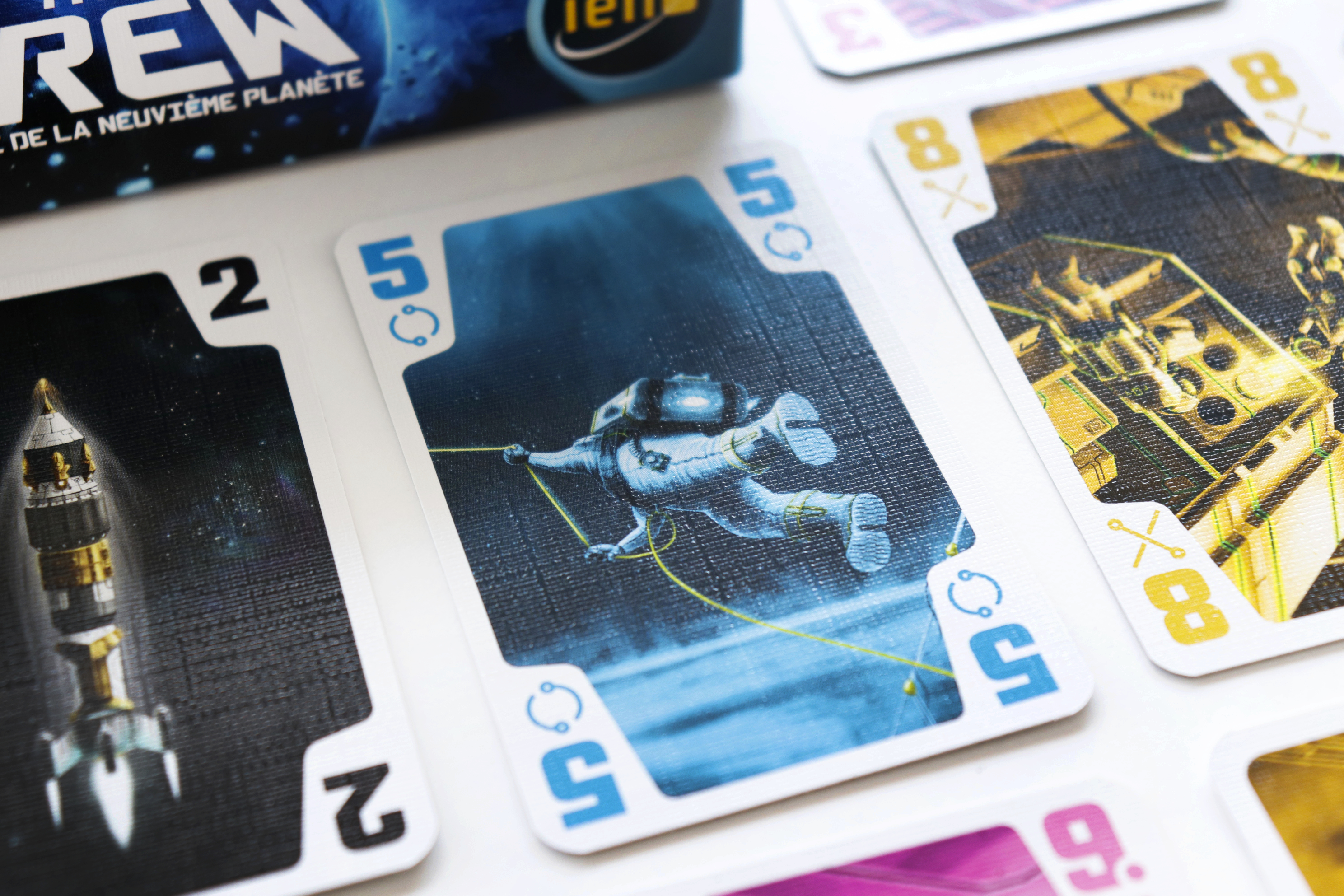 Karty z gry planszowej o tematyce kosmicznej.