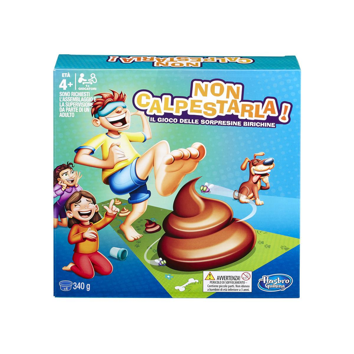 Pudełko gry 'Non Calpestarla!'. Przedstawia chłopca, który ma zamiar nadepnąć na kupę.