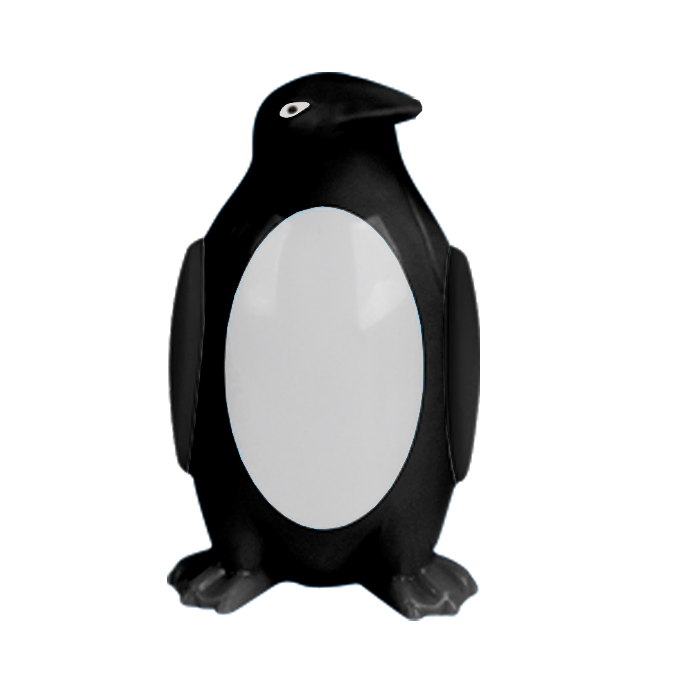Een zwart pinguïnspeeltje met een witte, ovale buik. De pinguïn staat rechtop en kijkt naar voren.
