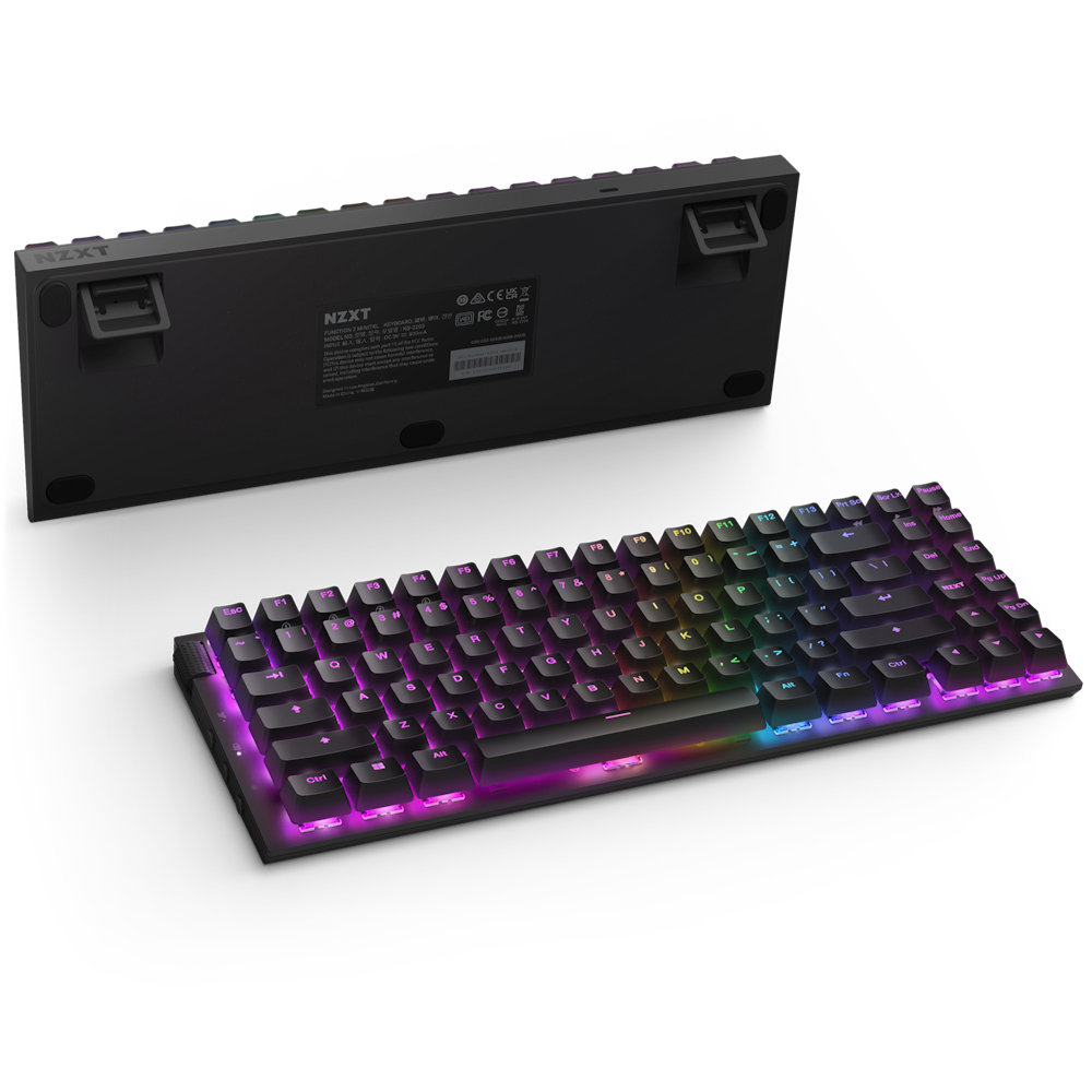 Zwart toetsenbord met kleurrijke toetsen, met de onderkant zichtbaar. De merknaam is NZXT.