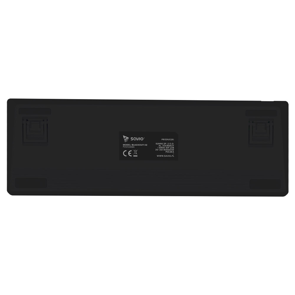 Spód czarnej klawiatury. Widoczny tekst i logo. Białe tło.