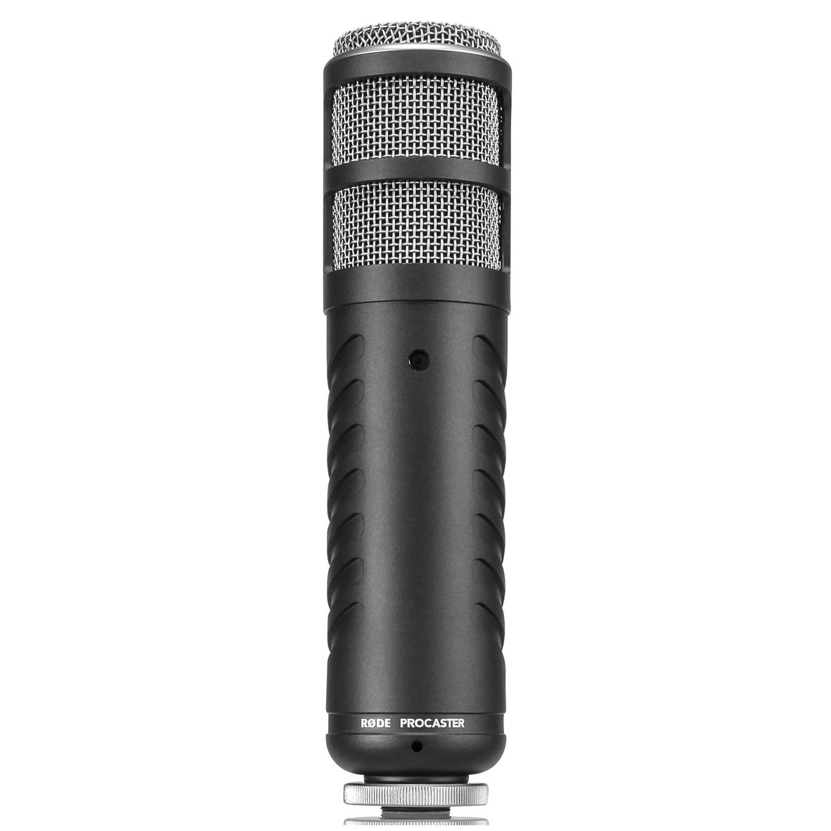 Czarny mikrofon Rode Procaster. Metalowa siatka na górze. Białe tło.