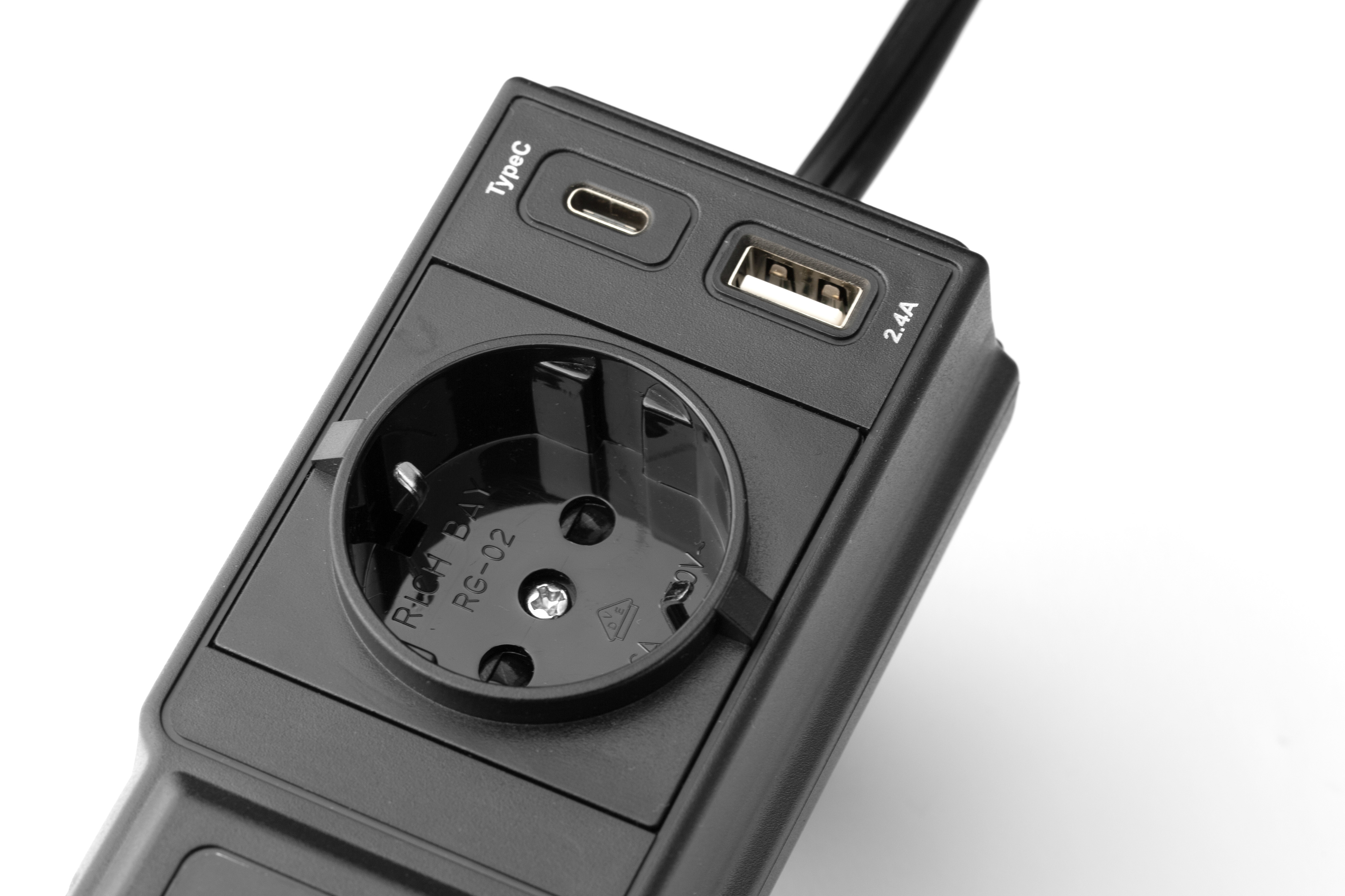 Czarna listwa zasilająca z portami Type C i USB, oraz gniazdem EU.