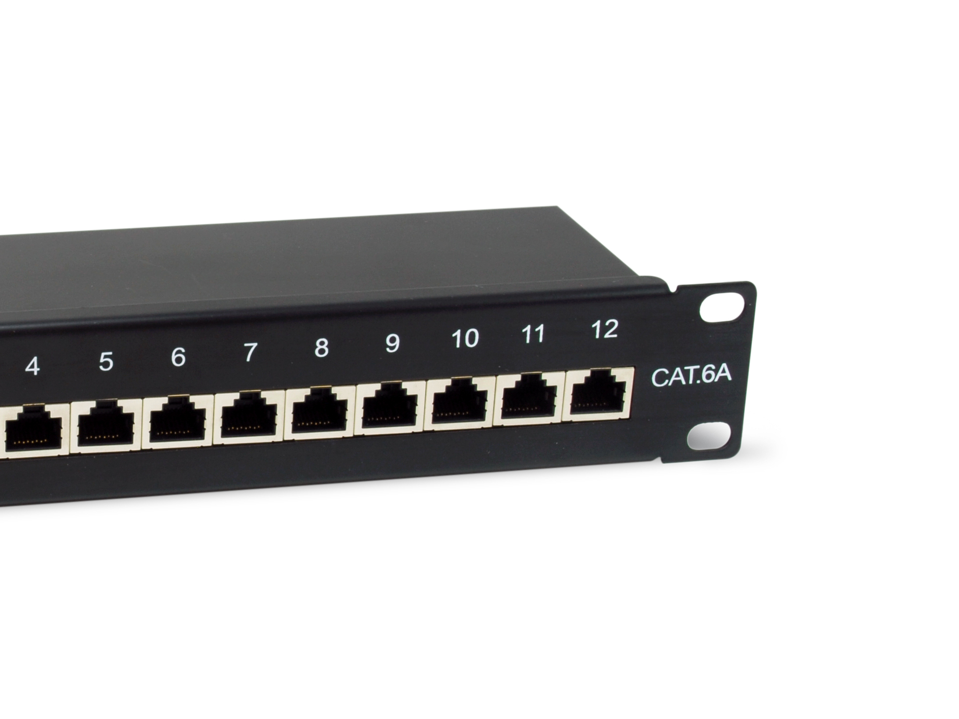 Zbliżenie czarnego panelu krosowego z 8 portami. Widoczna etykieta 'CAT.6A'. Białe tło.