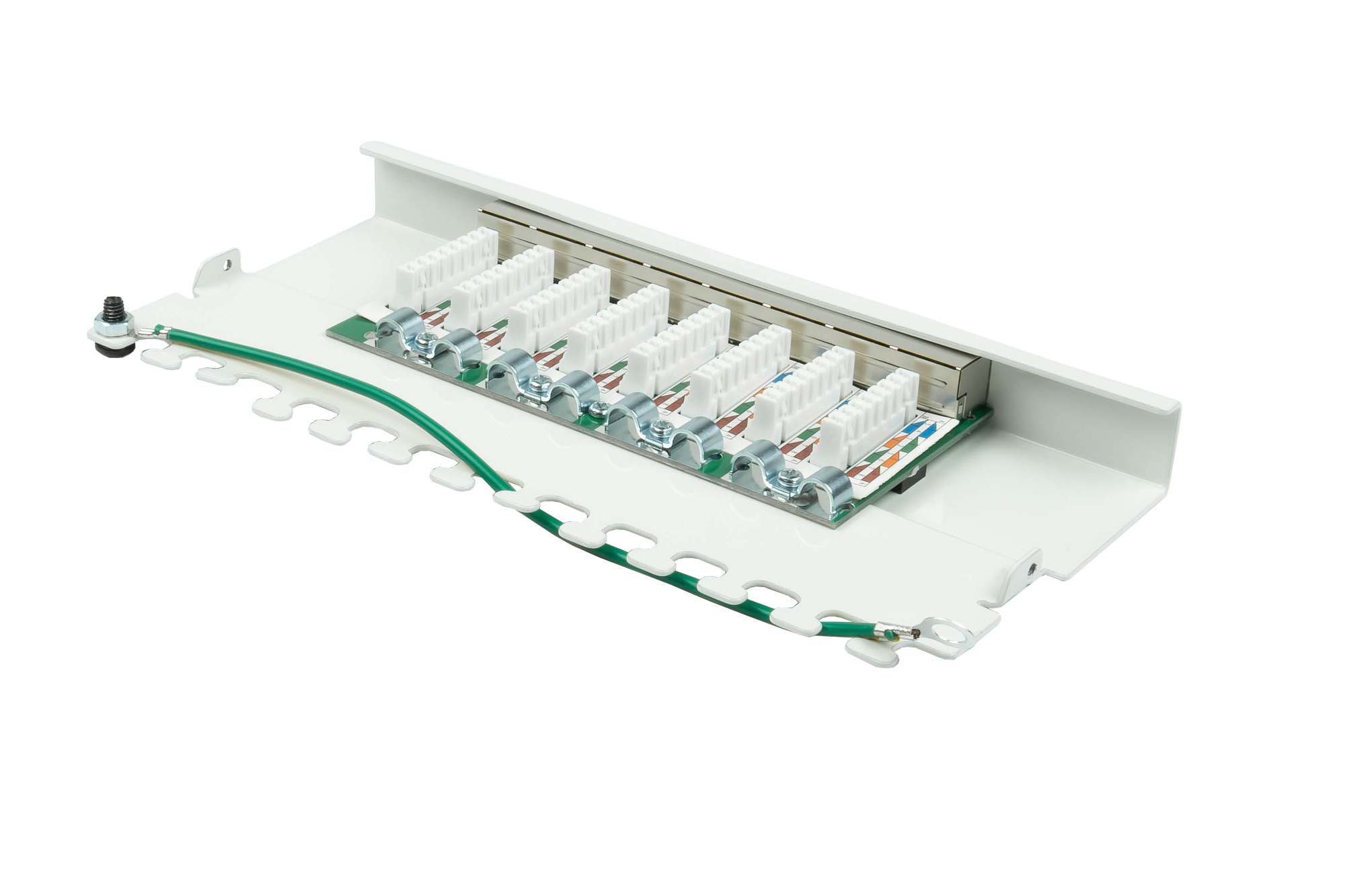 Un pannello di permutazione di rete bianco con più porte RJ45, un filo di messa a terra verde e una cornice bianca.