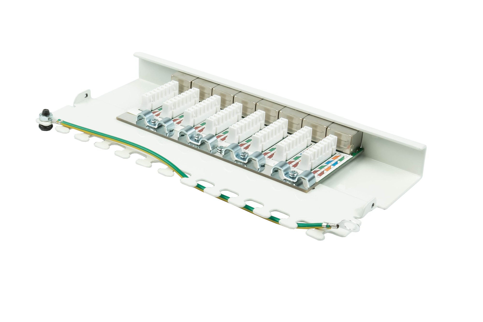 Weißes Netzwerkpanel mit mehreren RJ45-Ports, Kabeln und Erdungskabel.