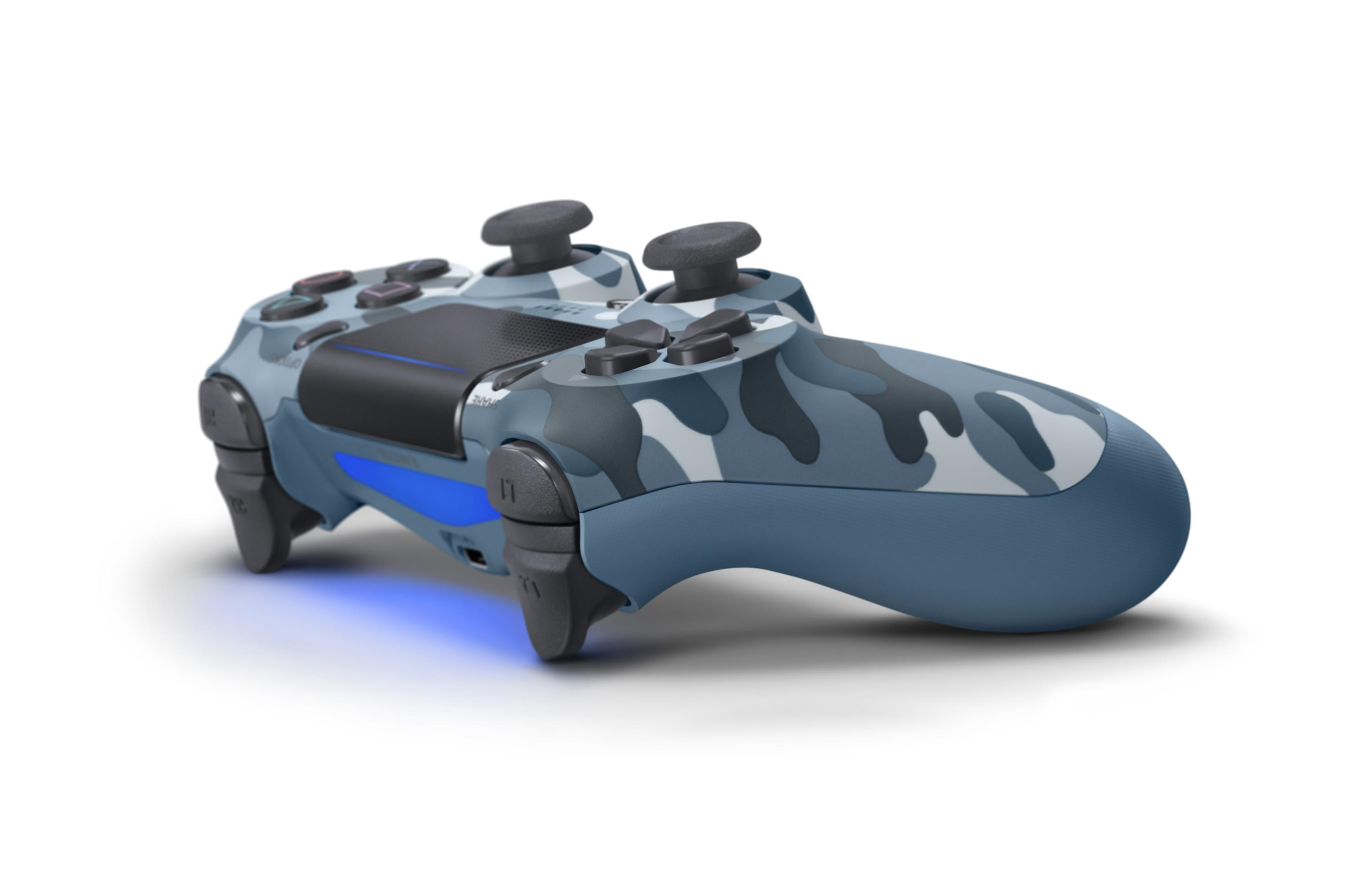 Blauer Tarnmuster-Videospiel-Controller. Winkelansicht. Knöpfe und Joysticks sichtbar.