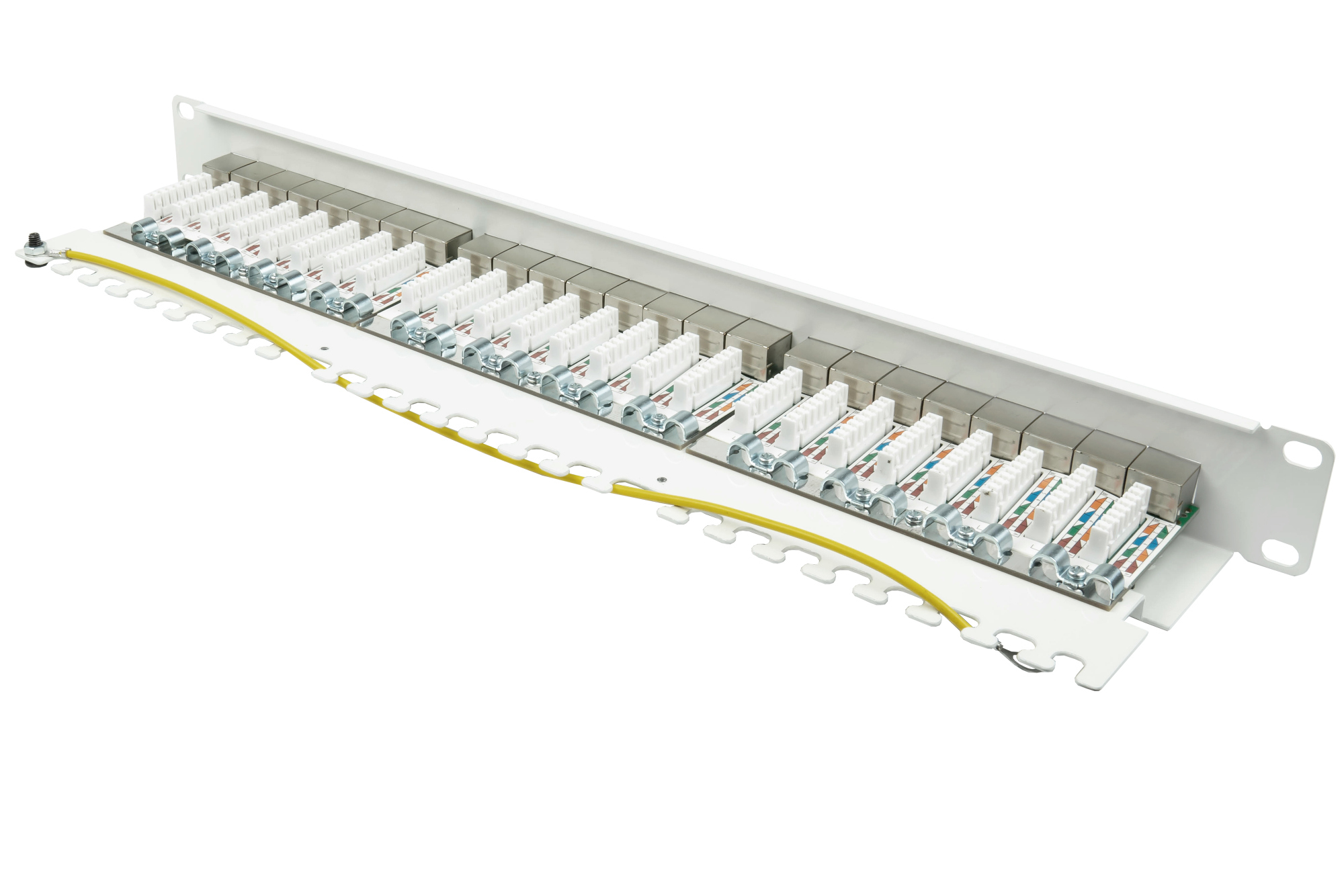 Un pannello di permutazione di rete bianco con numerosi connettori RJ45.