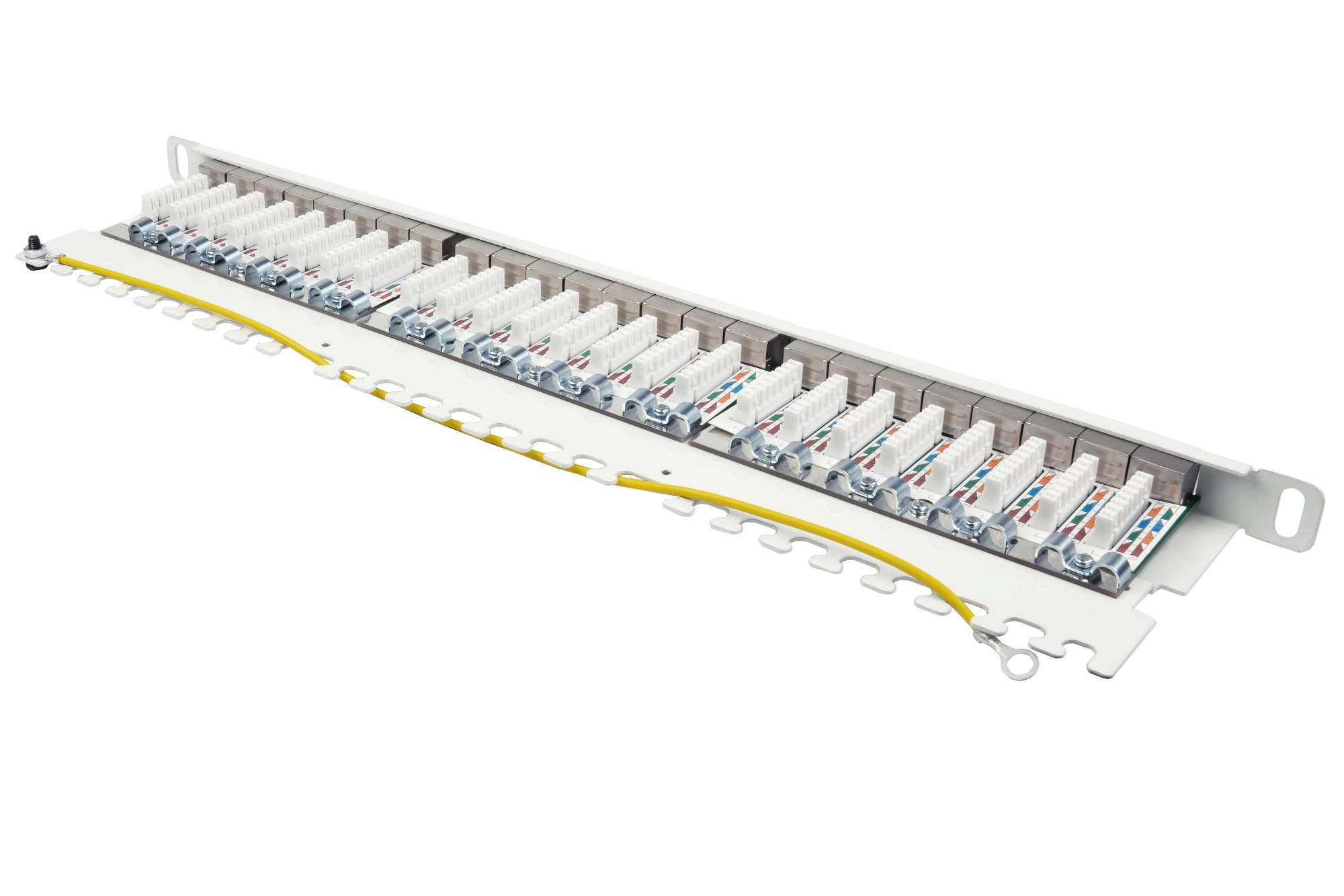 Ein weißes Patchpanel mit vielen RJ45-Anschlüssen und einem gelben Erdungskabel.