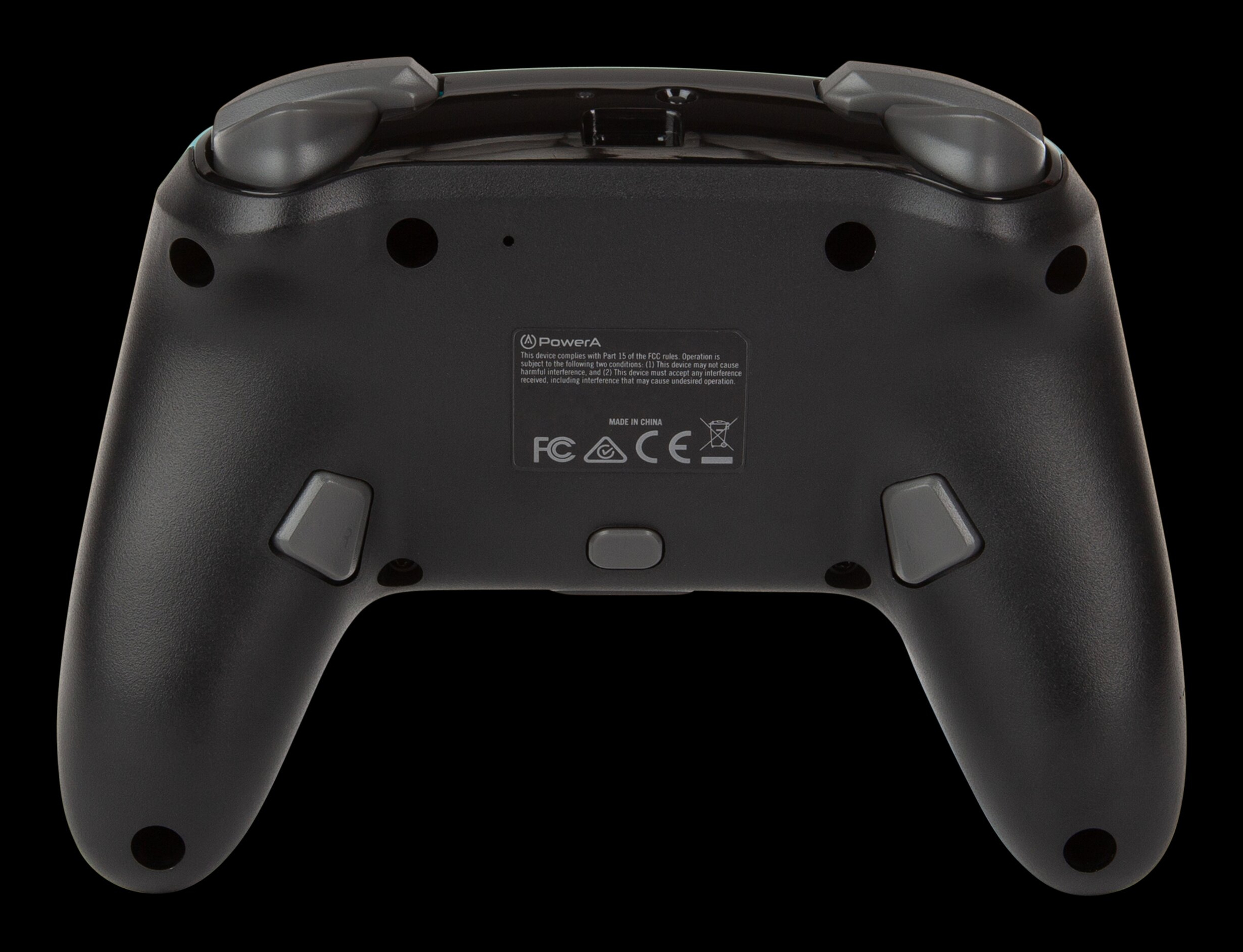 Schwarzer Gamecontroller auf schwarzem Hintergrund.