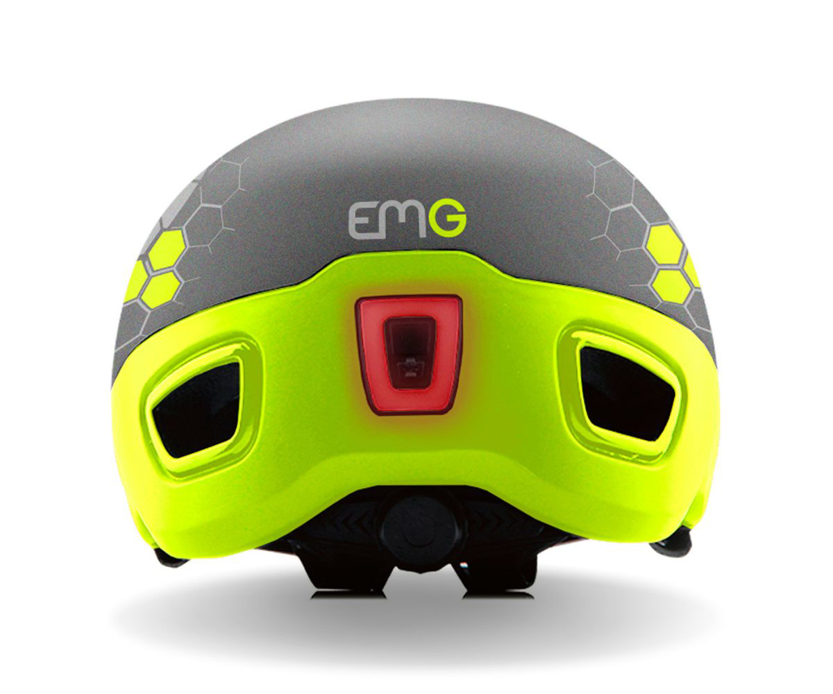 Kask rowerowy w żółto-szarej kolorystyce i czerwonym światłem.