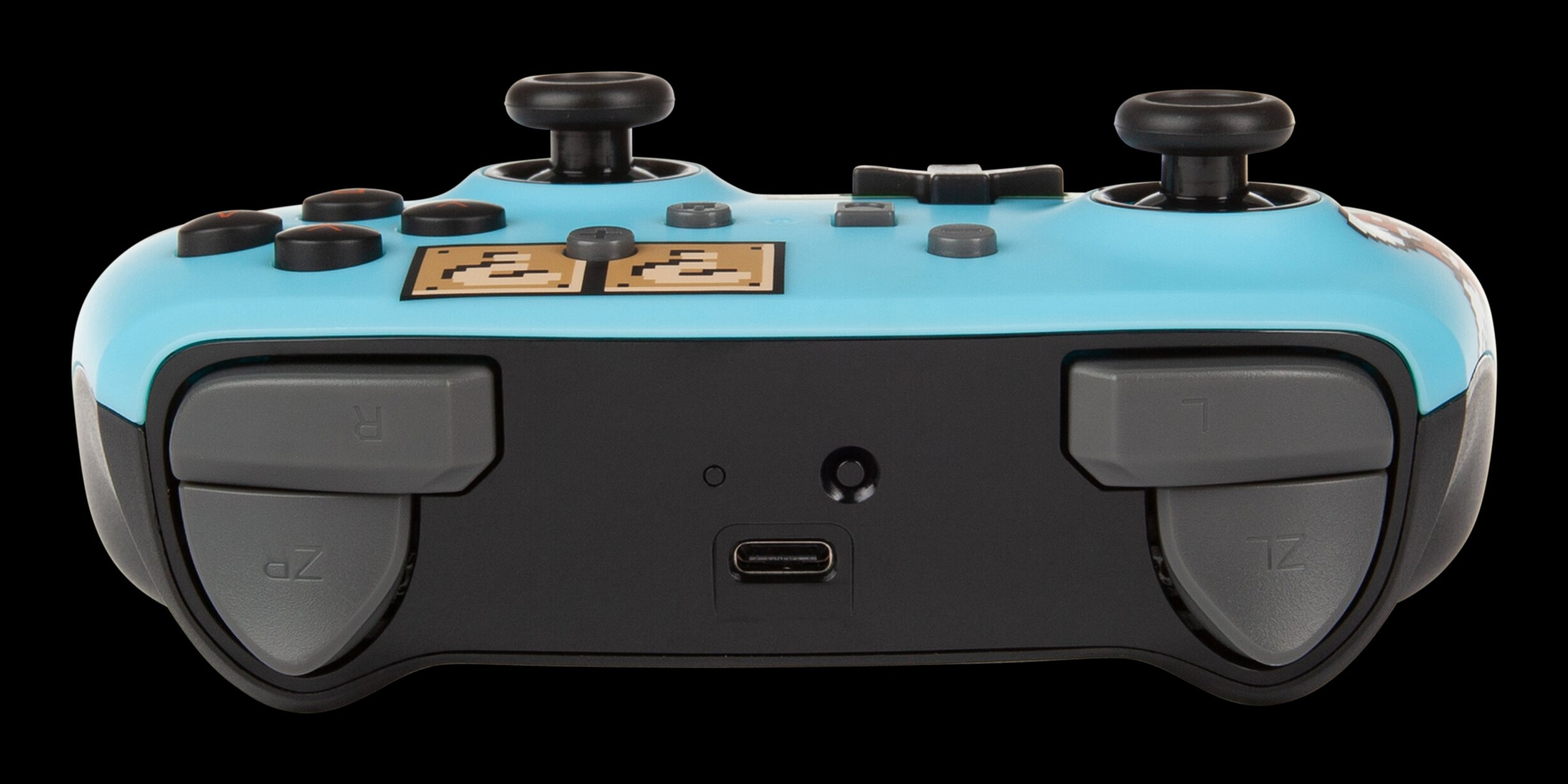 Blauer Nintendo Switch-Controller mit schwarzen Knöpfen. Mario-Logo oben. Auf schwarzem Hintergrund.