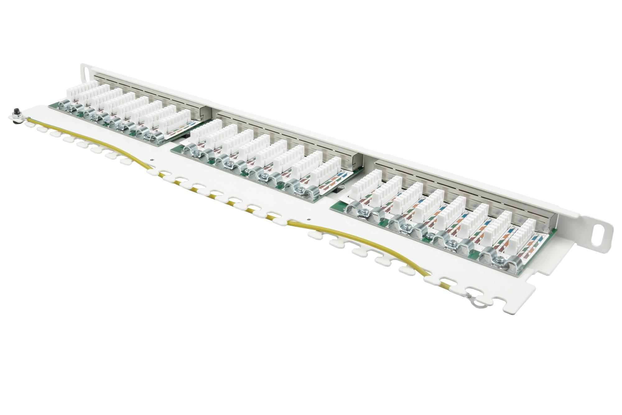 Ein weißes Patchpanel mit mehreren RJ45-Anschlüssen und einem gelben Kabel.