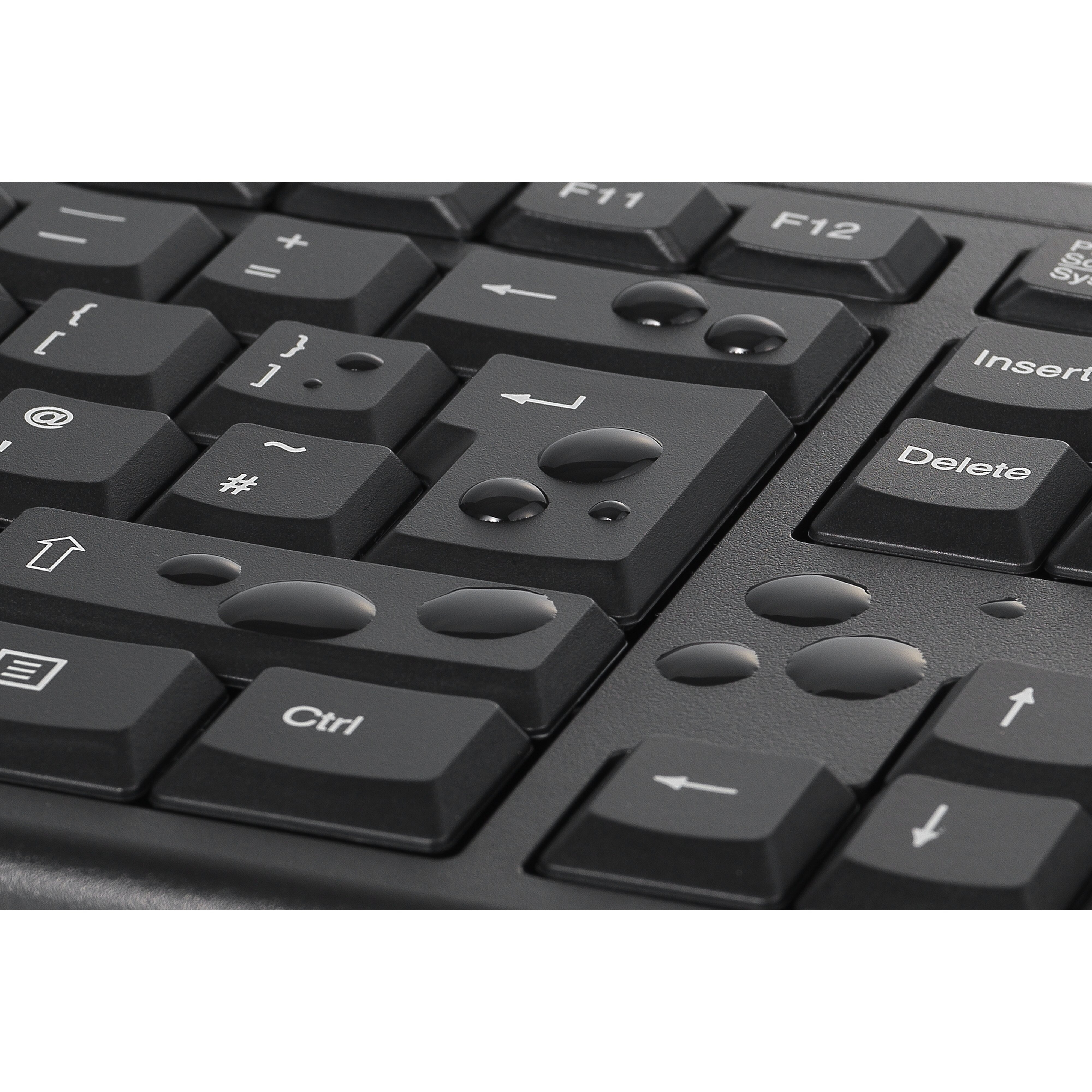 Nahaufnahme einer schwarzen Tastatur mit Wassertropfen auf den Tasten.