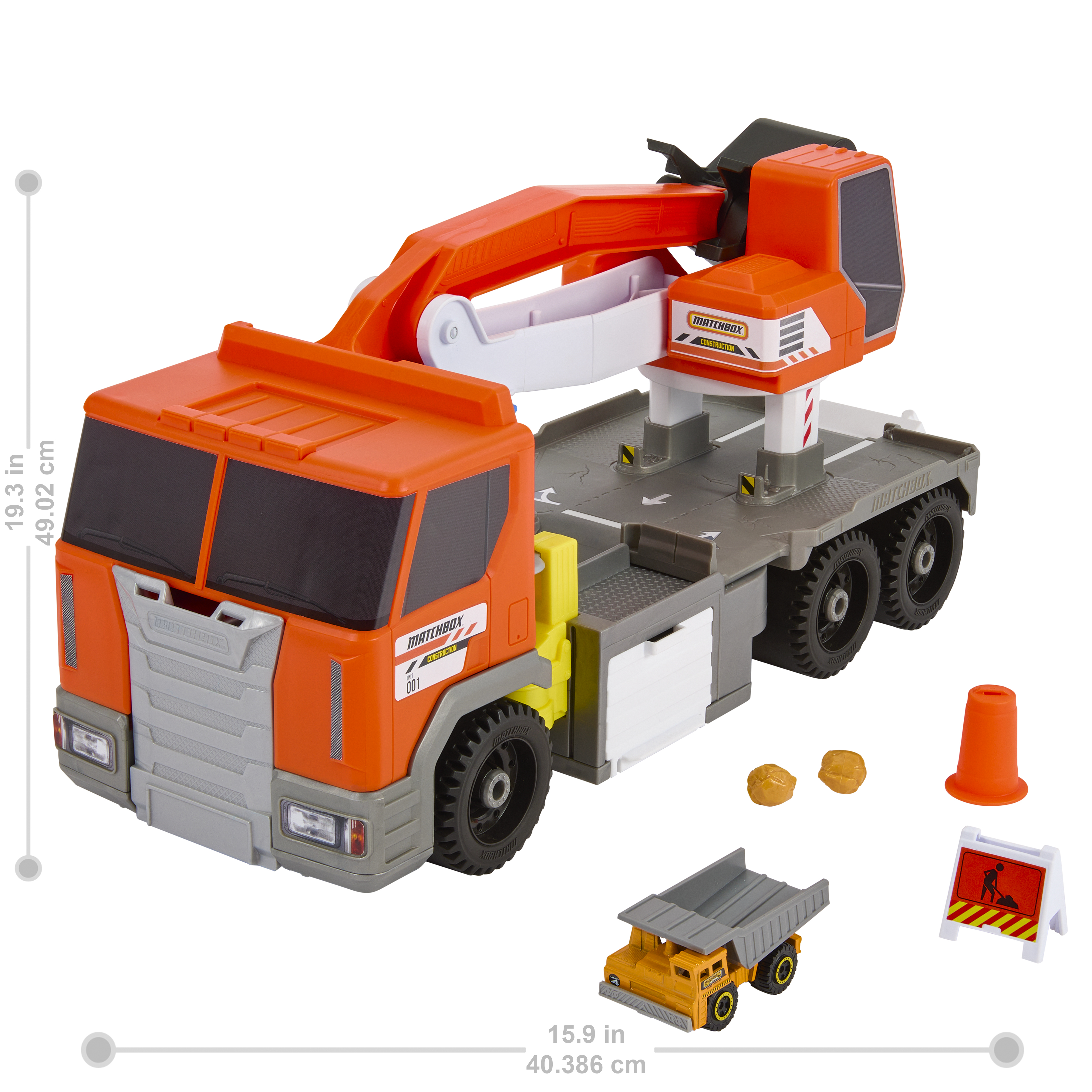 Autocarro giocattolo arancione con gru, pianale grigio. Include un dumper, rocce, cono e cartello stradale.