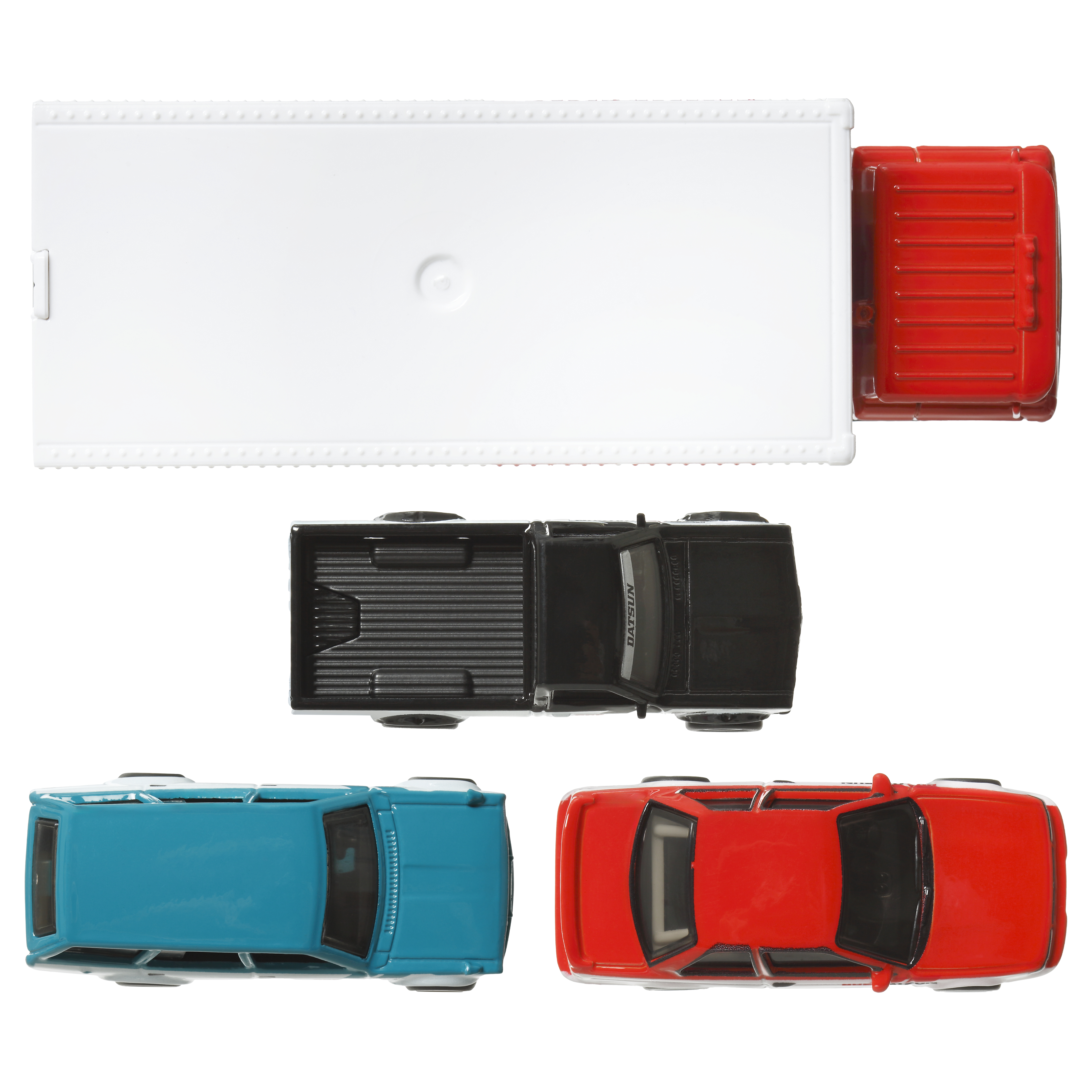 Coches de juguete vistos desde arriba, diferentes colores, dispuestos sobre una superficie blanca.