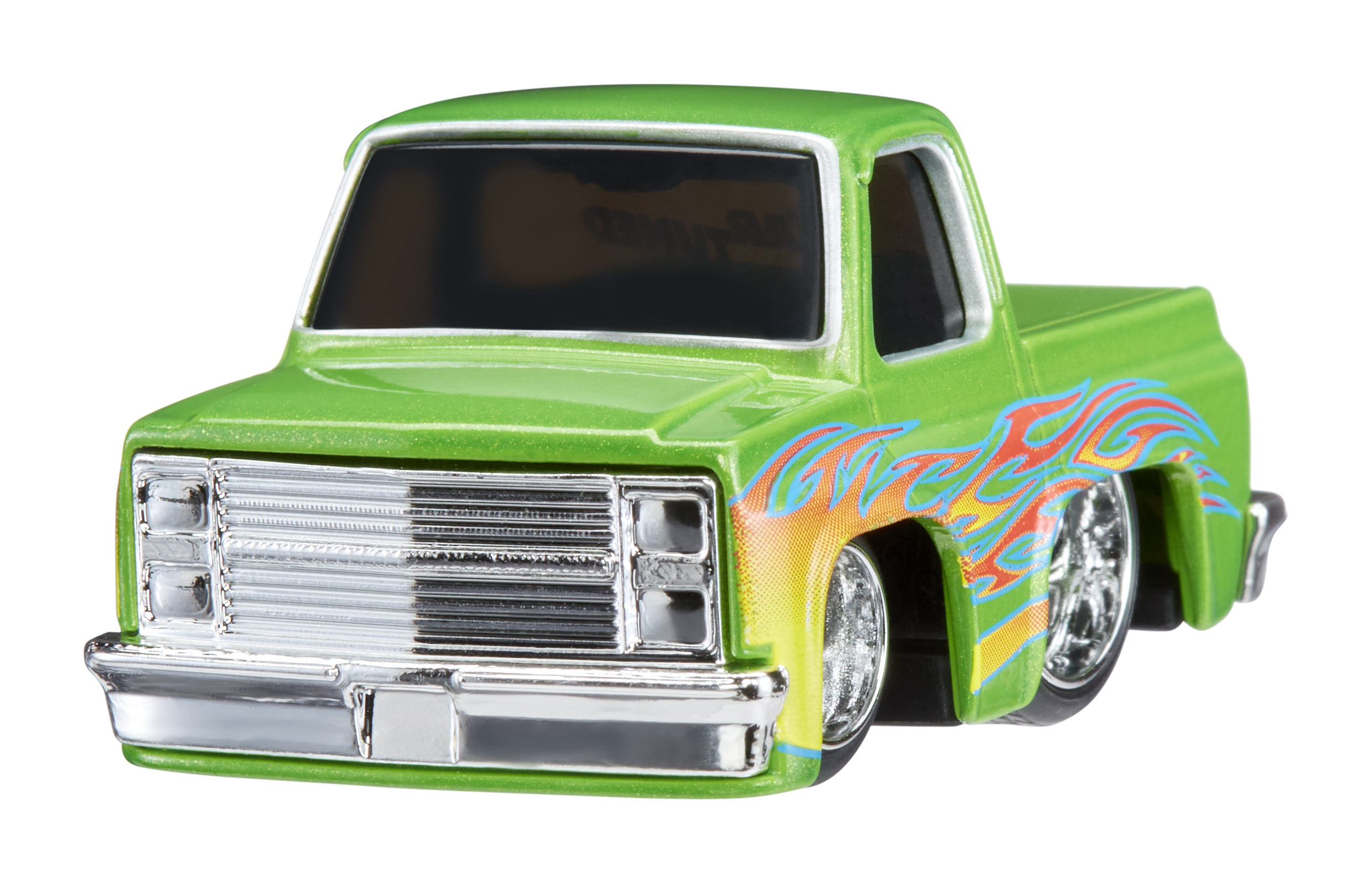 Una camioneta de juguete verde con calcomanías de llamas, detalles cromados brillantes, vista frontal.