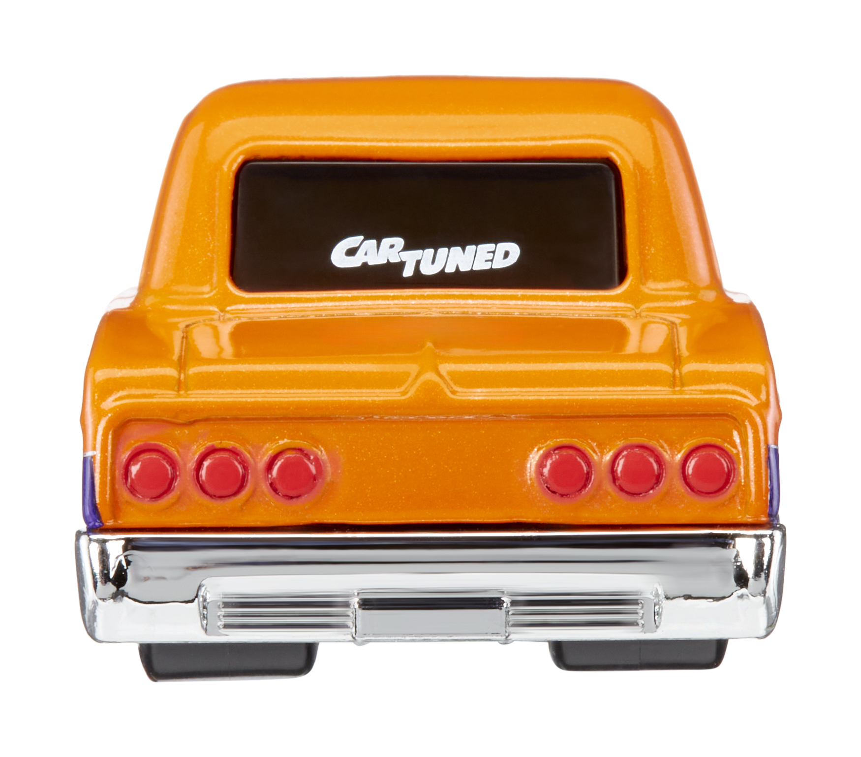 Coche de juguete naranja desde atrás con "CAR TUNED" en la ventana y luces traseras rojas.