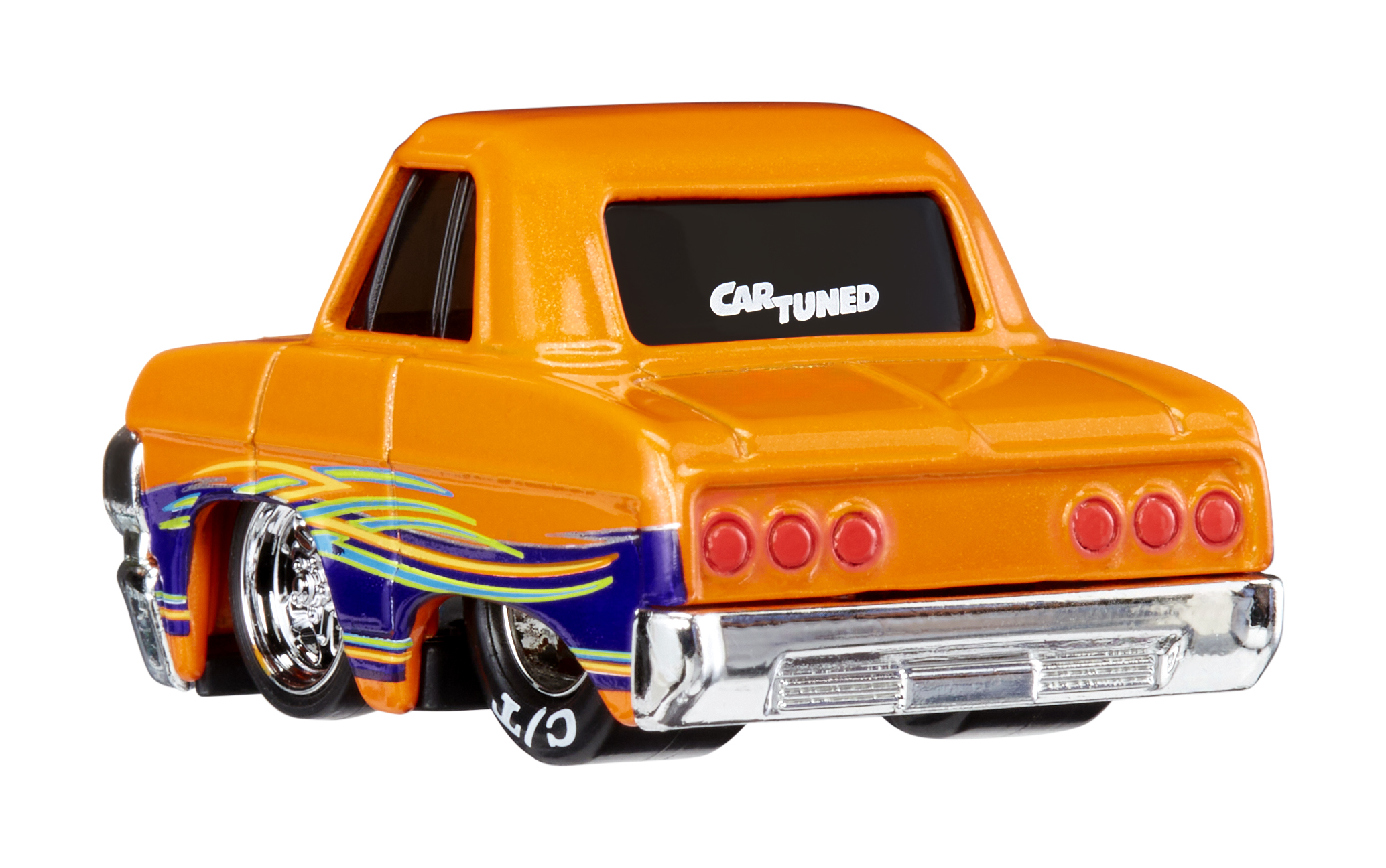 Coche de juguete naranja con llamas azules y plateadas, y el texto 'Car Tuned' en la ventana trasera.
